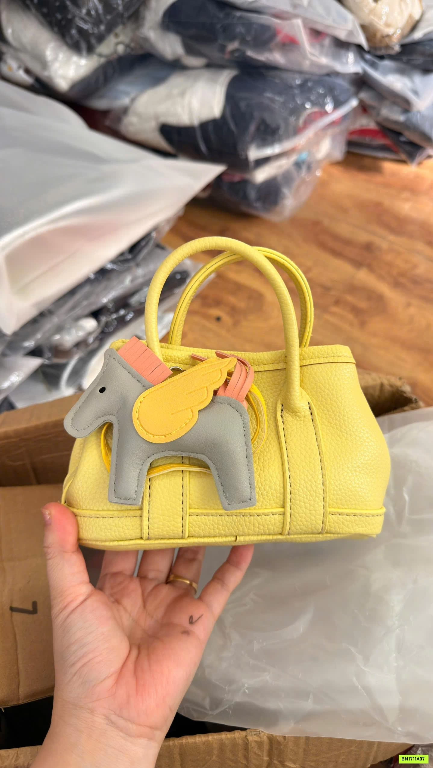 TÚI ĐEO CHÉO MINI KÈM MÓC KHÓA PONY