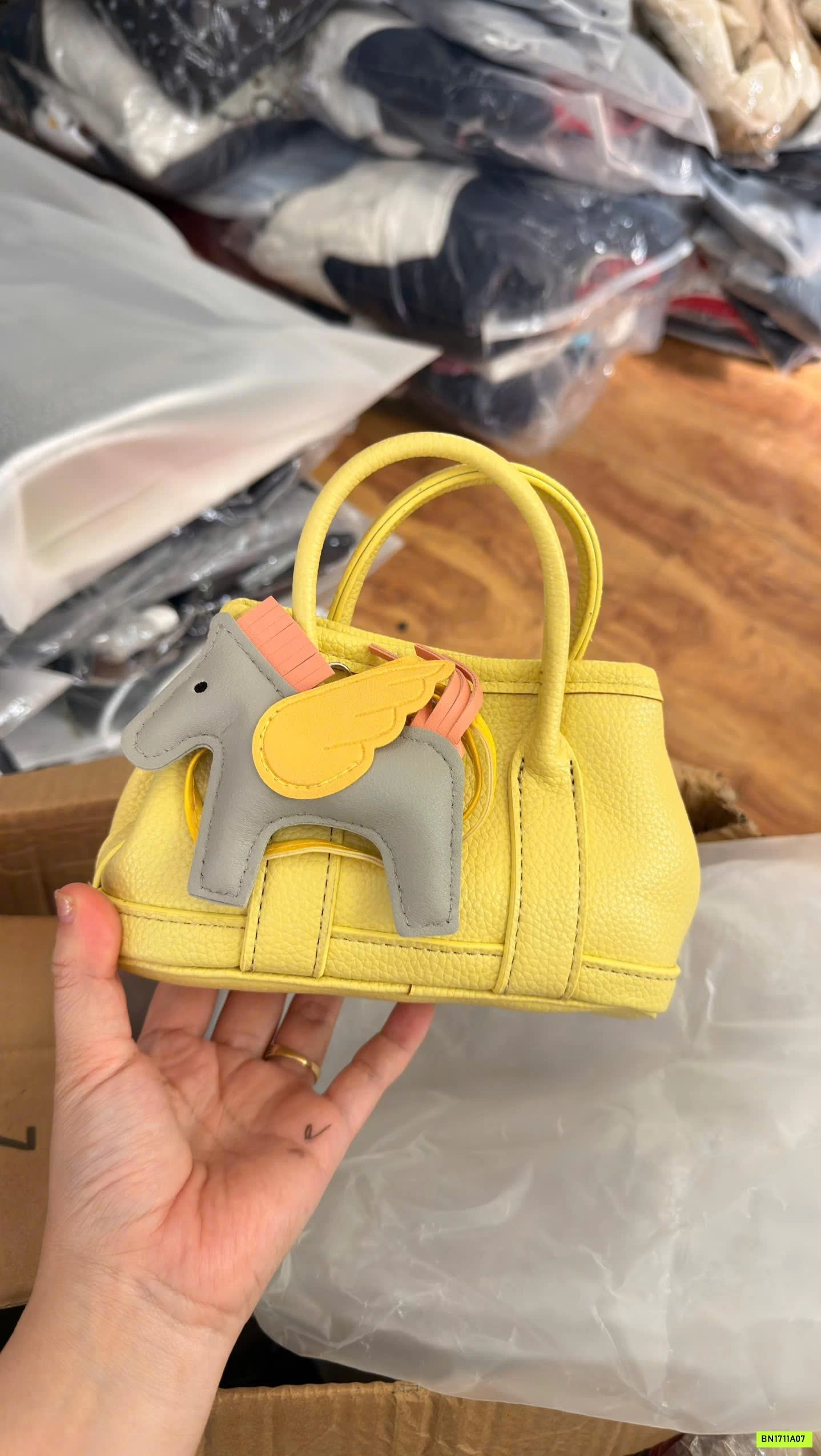 TÚI ĐEO CHÉO MINI KÈM MÓC KHÓA PONY