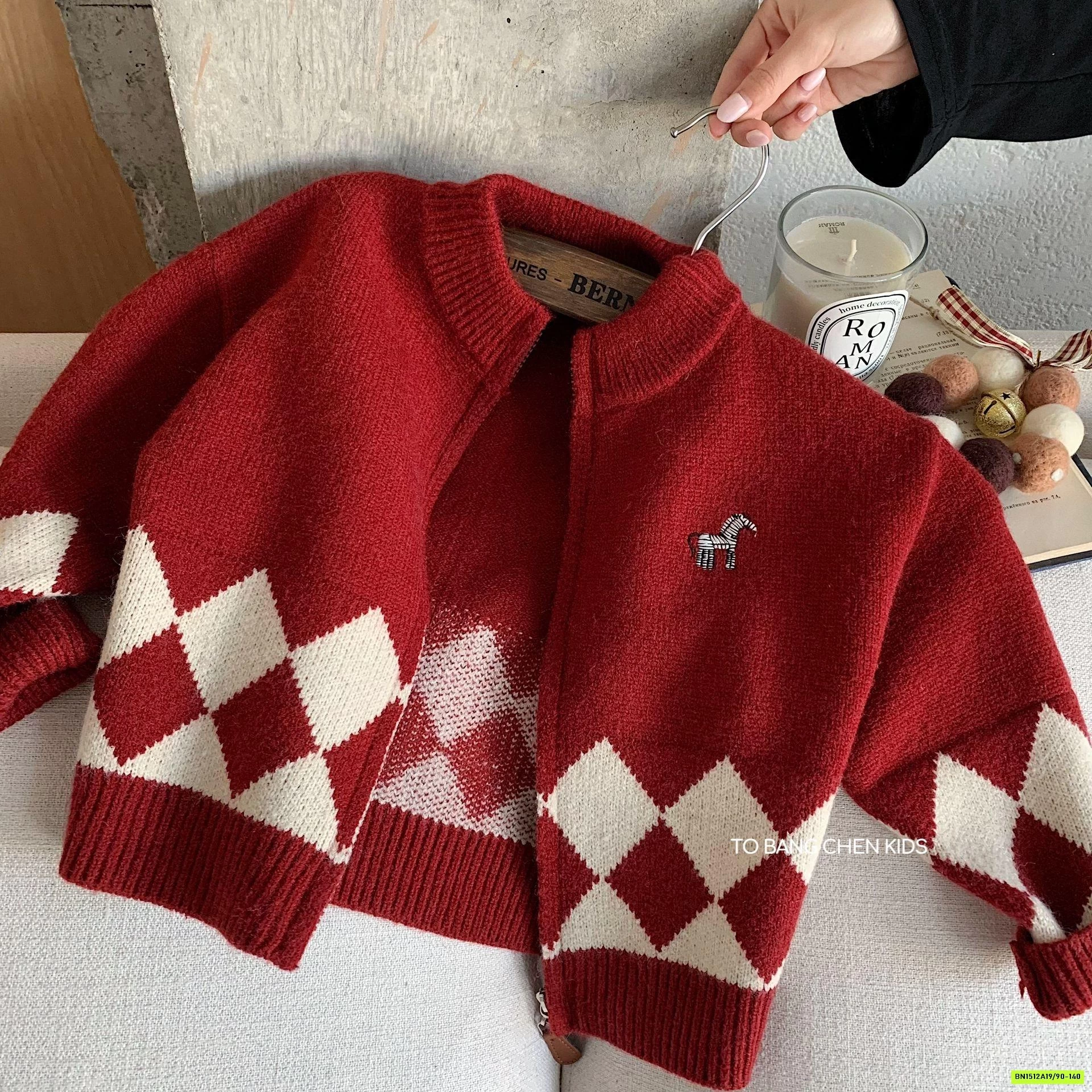 KHOÁC LEN ĐỎ KHÓA KÉO LOGO NGỰA