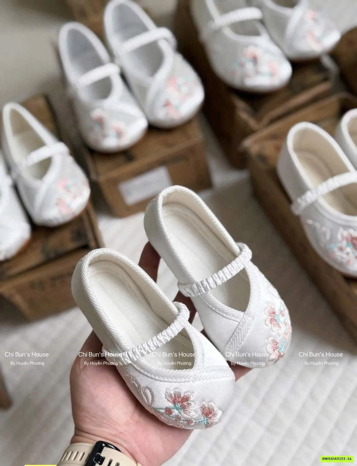 GIÀY CỔ TRANG THÊU HOA