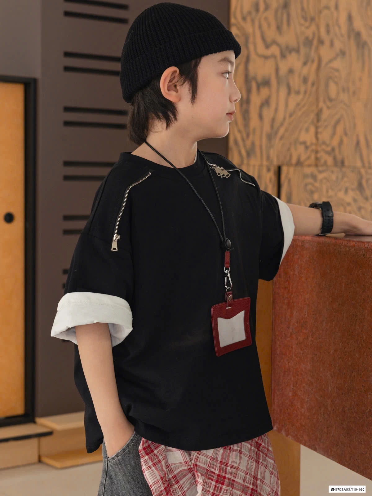 ÁO THUN ĐEN KHÓA VAI