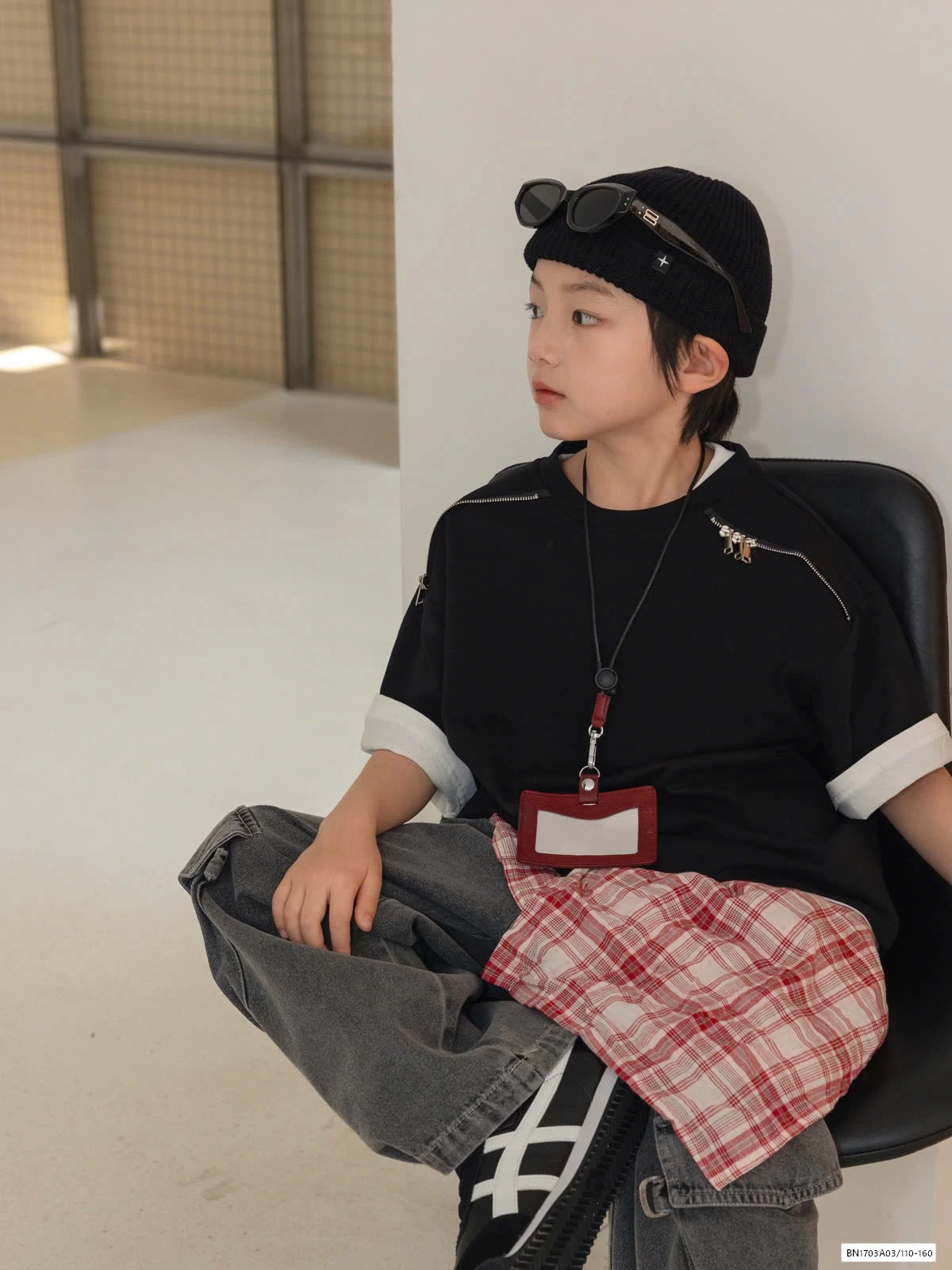 ÁO THUN ĐEN KHÓA VAI