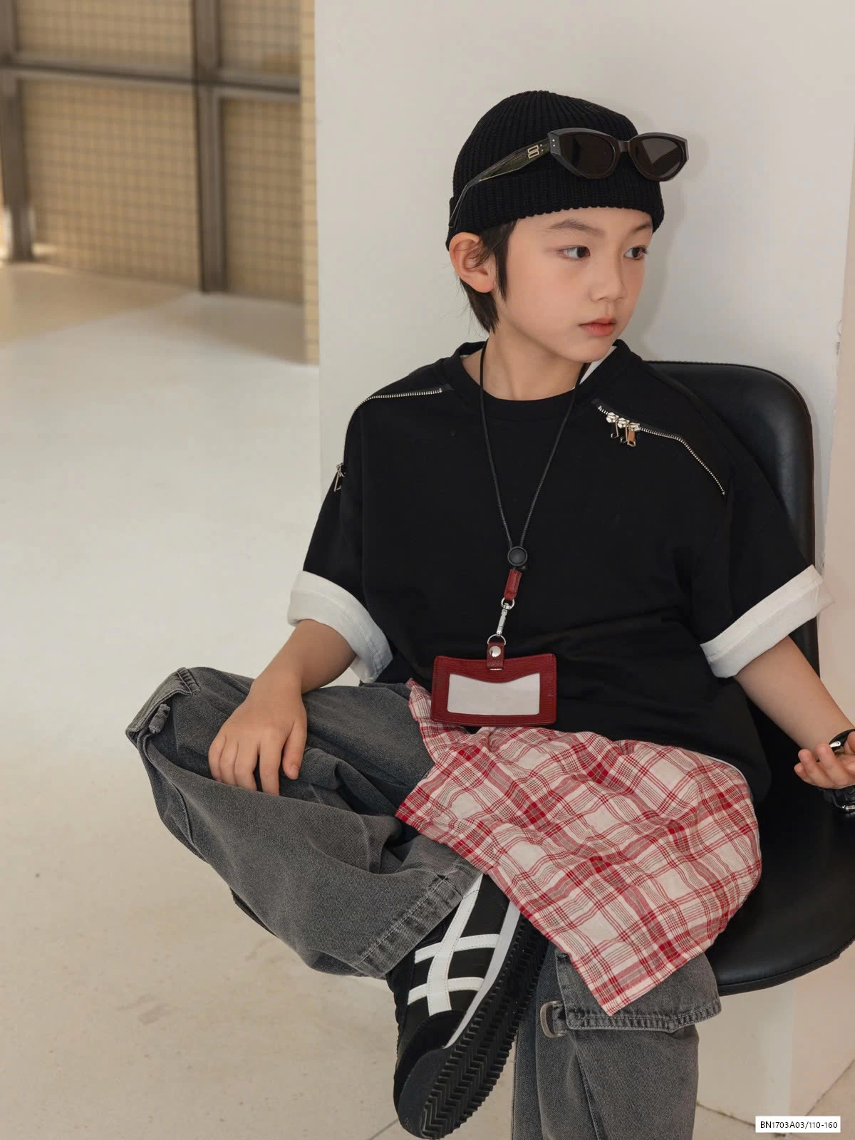 ÁO THUN ĐEN KHÓA VAI