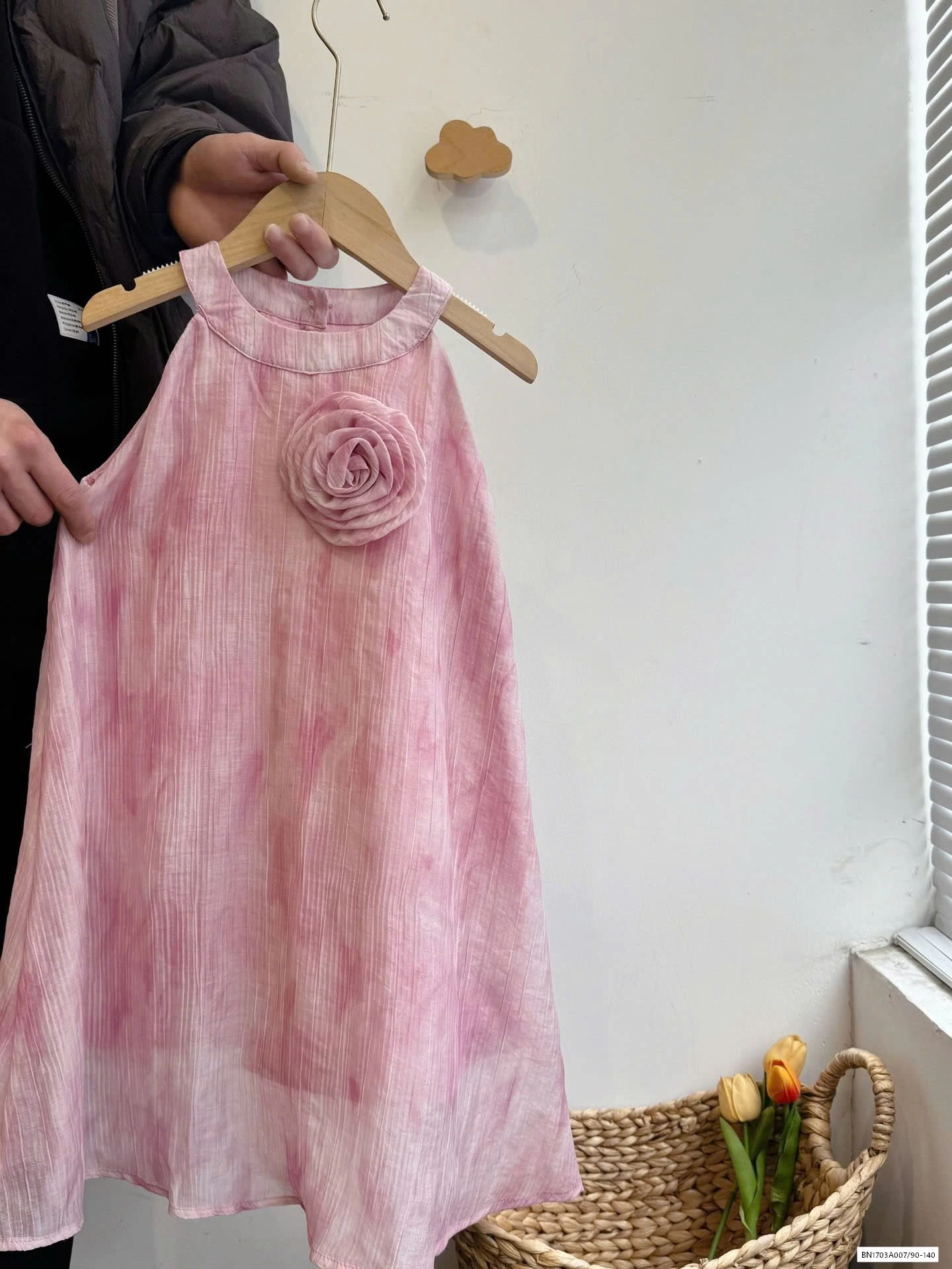 ĐẦM CỔ YẾM GẮN HOA HỒNG