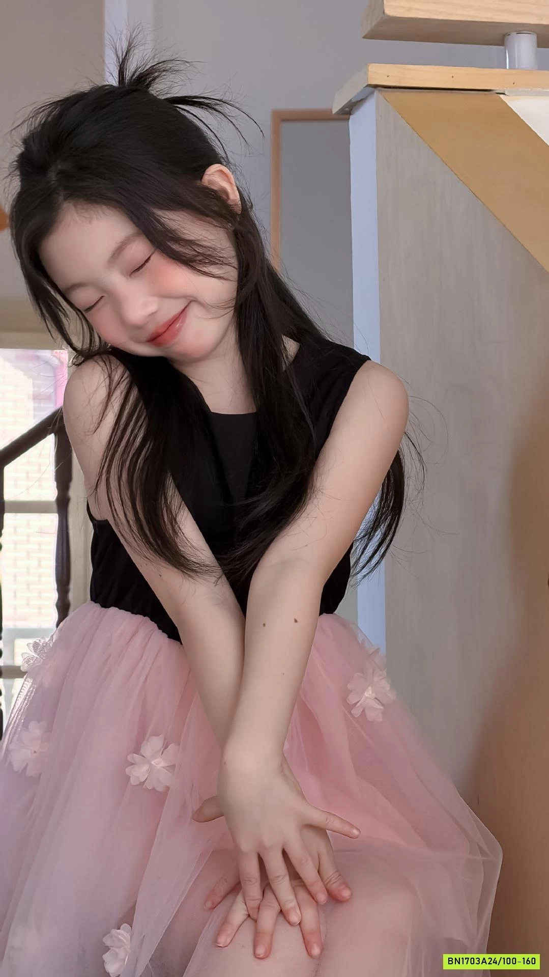 ĐẦM ĐEN SÁT NÁCH PHỐI CHÂN VOAN HOA HỒNG