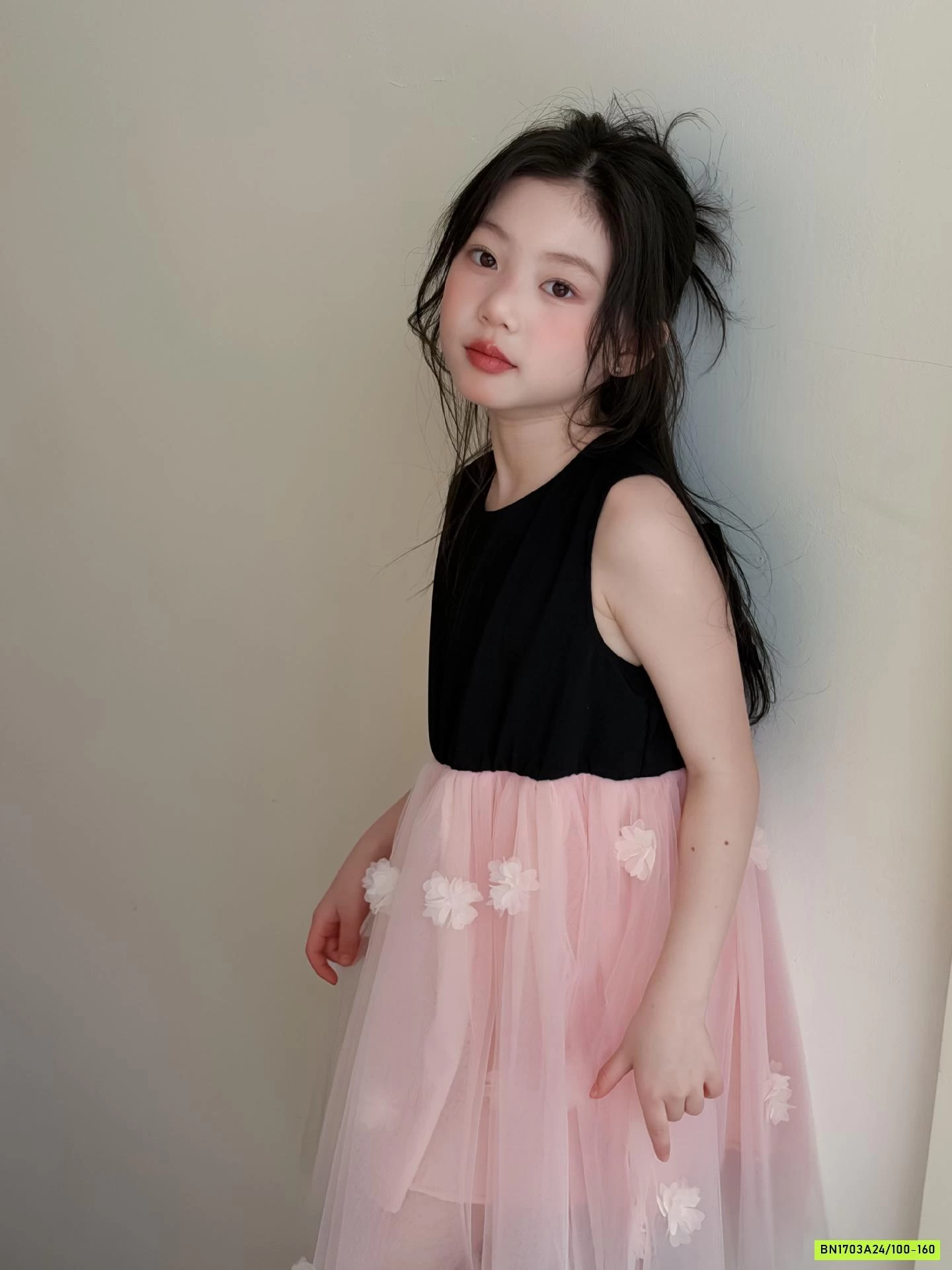 ĐẦM ĐEN SÁT NÁCH PHỐI CHÂN VOAN HOA HỒNG