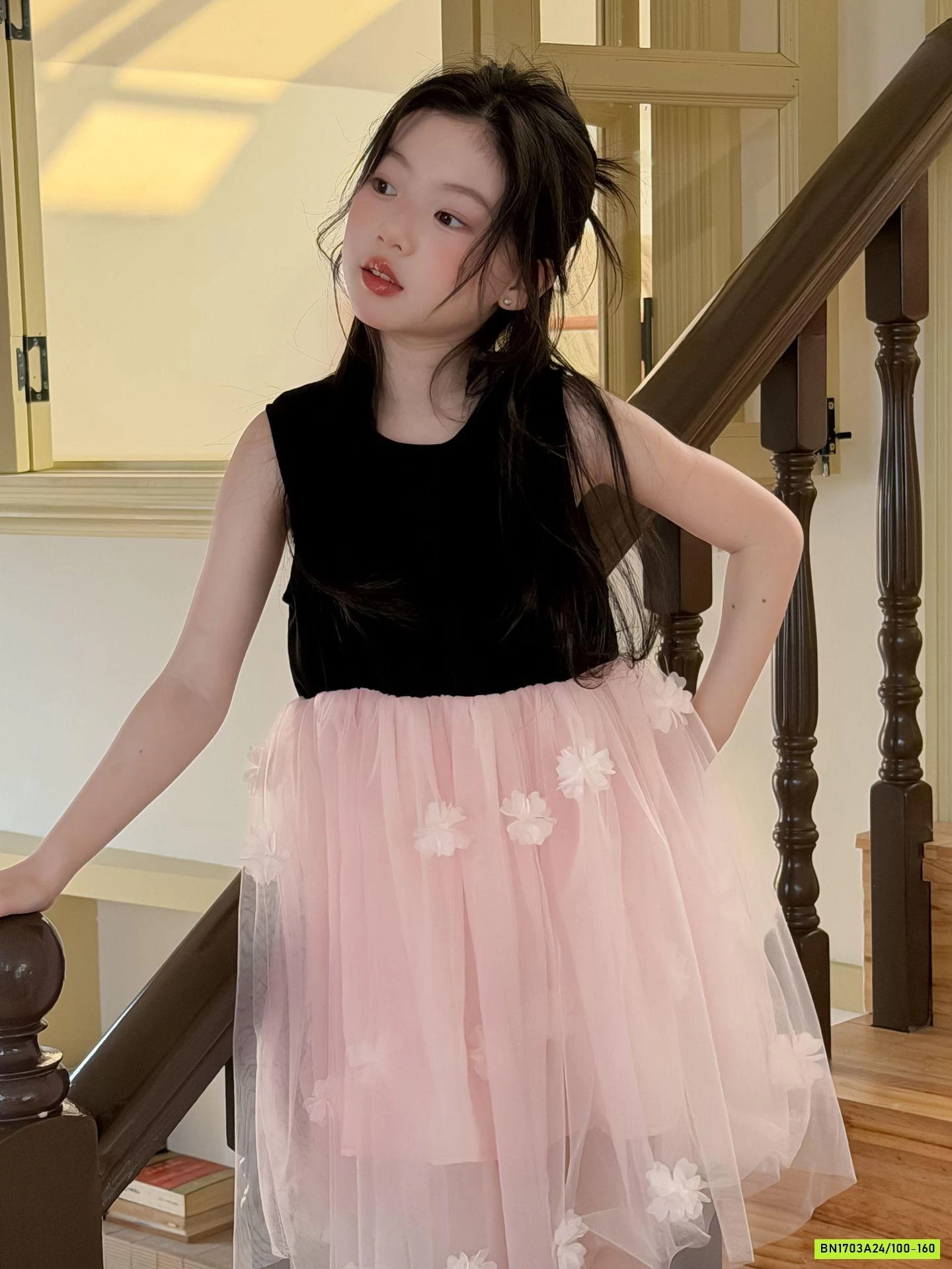 ĐẦM ĐEN SÁT NÁCH PHỐI CHÂN VOAN HOA HỒNG