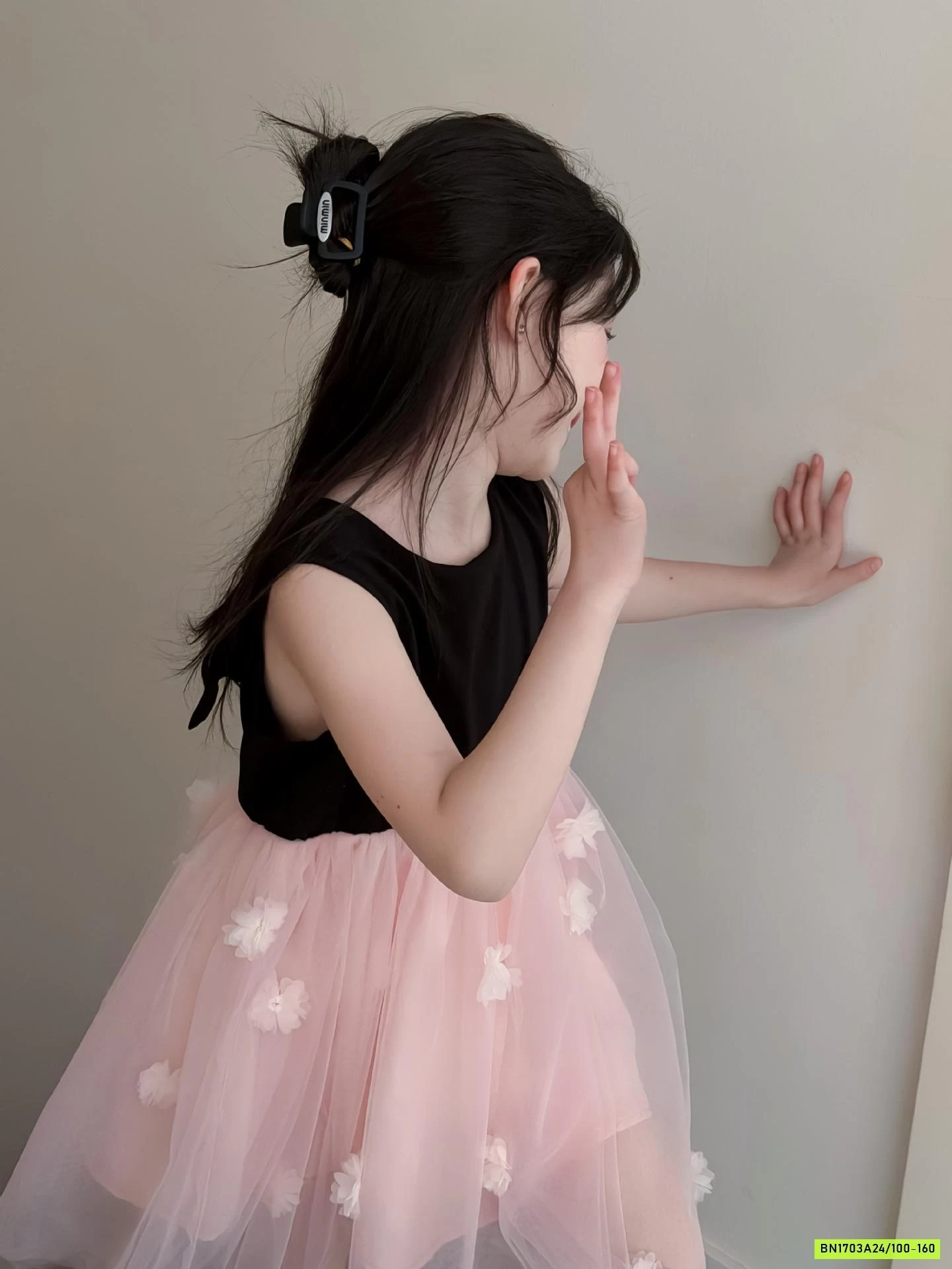 ĐẦM ĐEN SÁT NÁCH PHỐI CHÂN VOAN HOA HỒNG