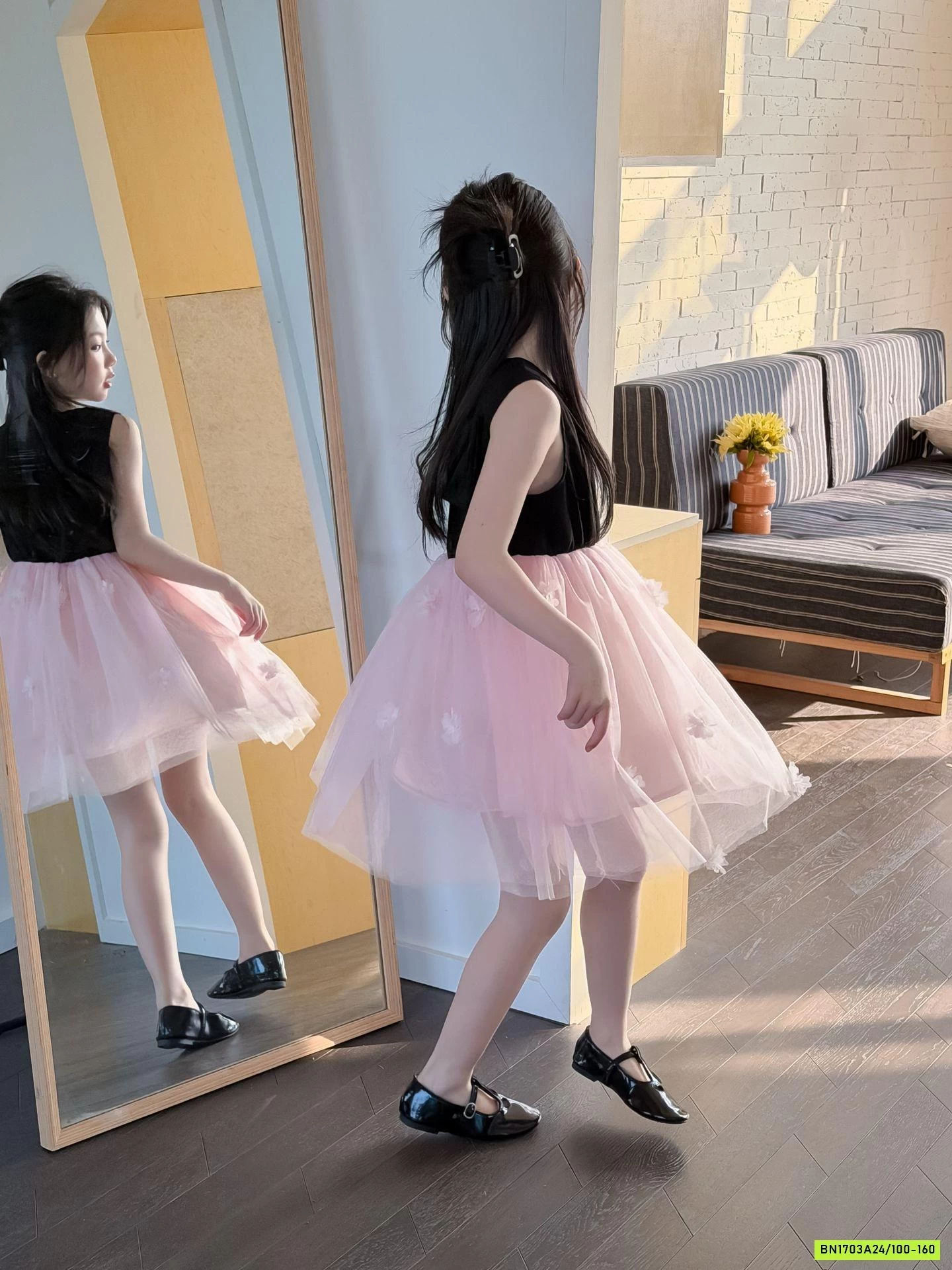 ĐẦM ĐEN SÁT NÁCH PHỐI CHÂN VOAN HOA HỒNG