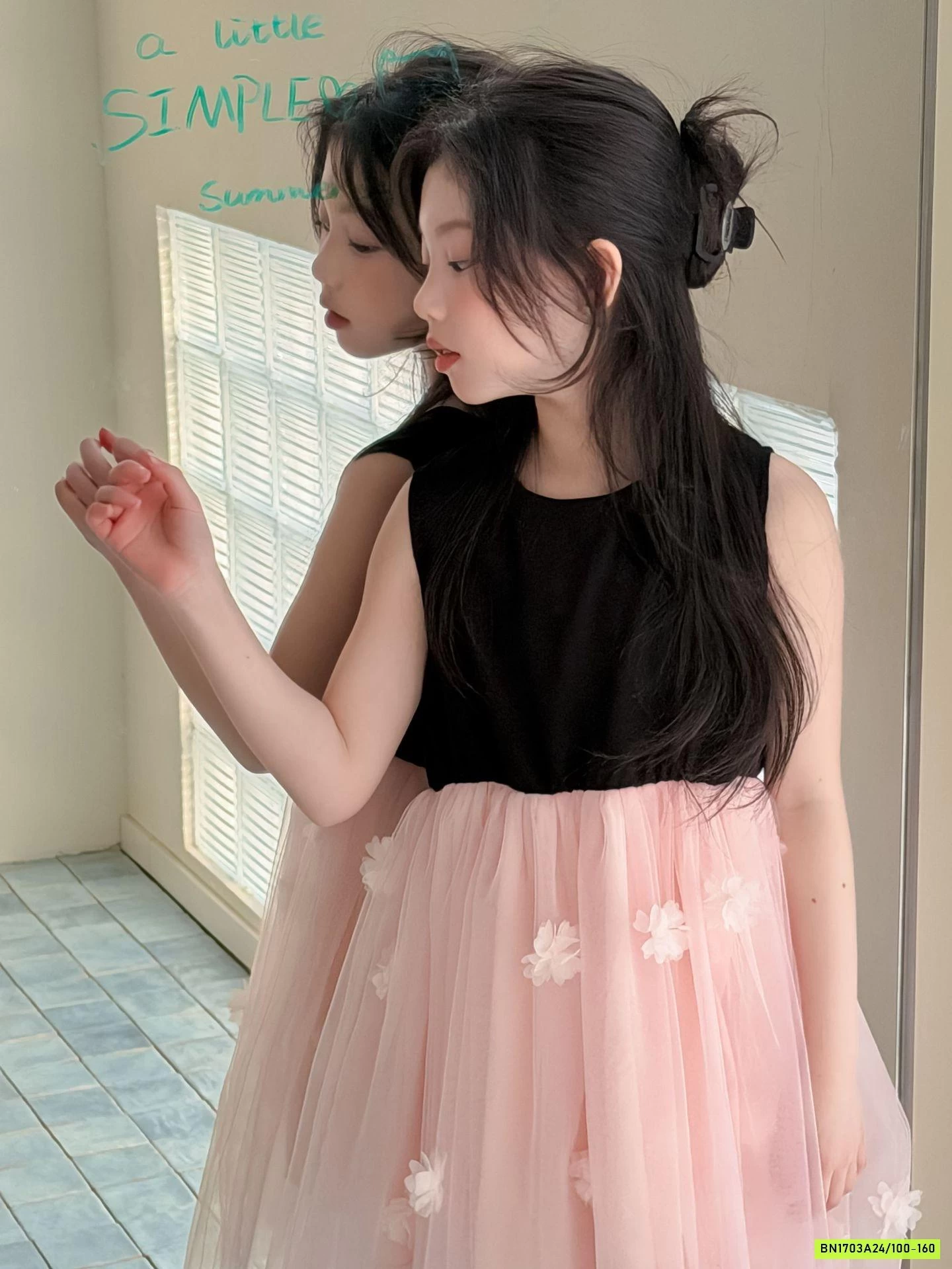 ĐẦM ĐEN SÁT NÁCH PHỐI CHÂN VOAN HOA HỒNG