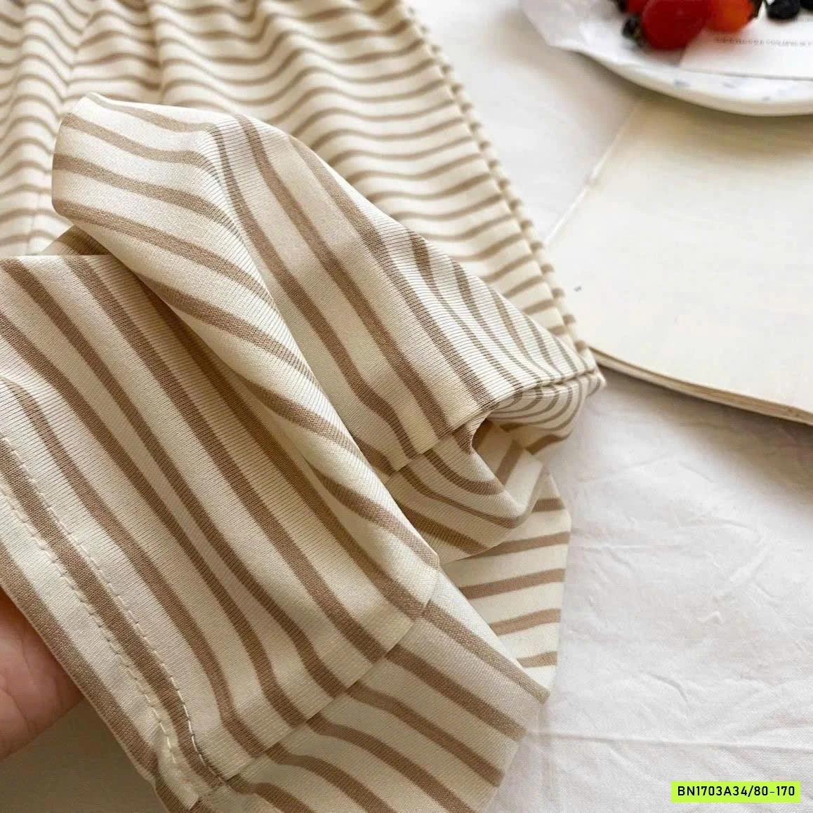 BỘ ÁO THUN KHĂN QUÀNG MIX QUẦN SUÔNG