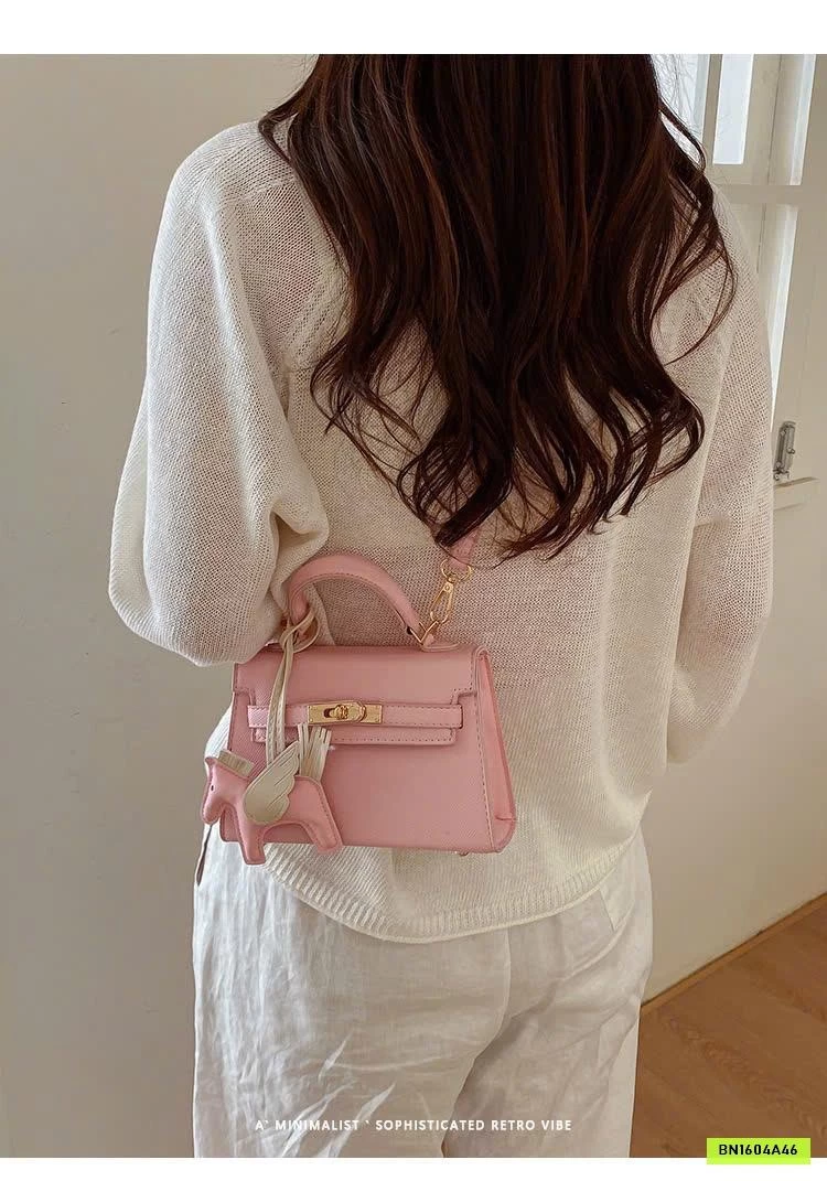 TÚI XÁCH KÈM CHARM NGỰA