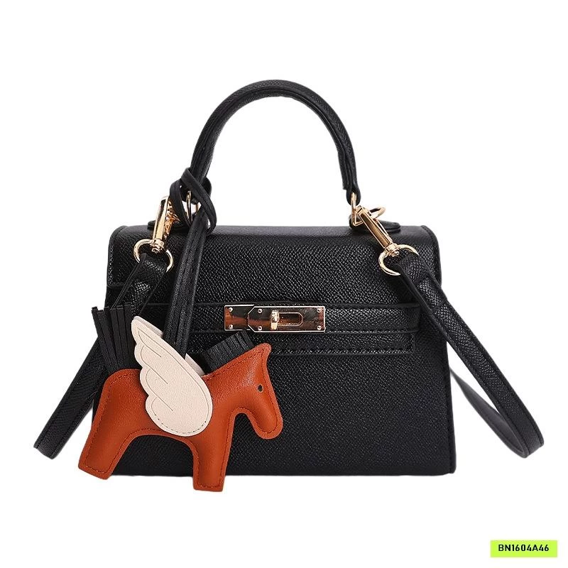 TÚI XÁCH KÈM CHARM NGỰA