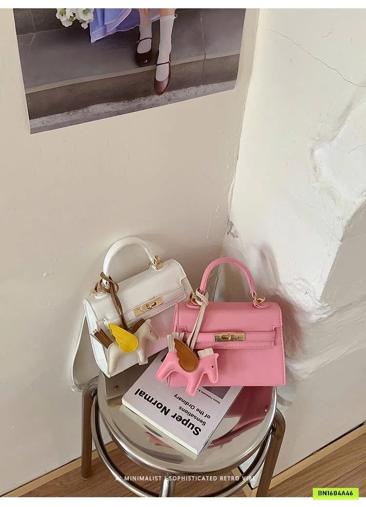 TÚI XÁCH KÈM CHARM NGỰA