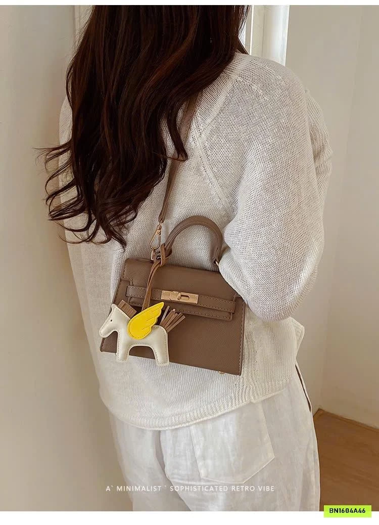 TÚI XÁCH KÈM CHARM NGỰA