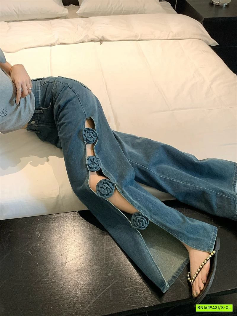JEANS SUÔNG GẮN HOA HỌC BÊN