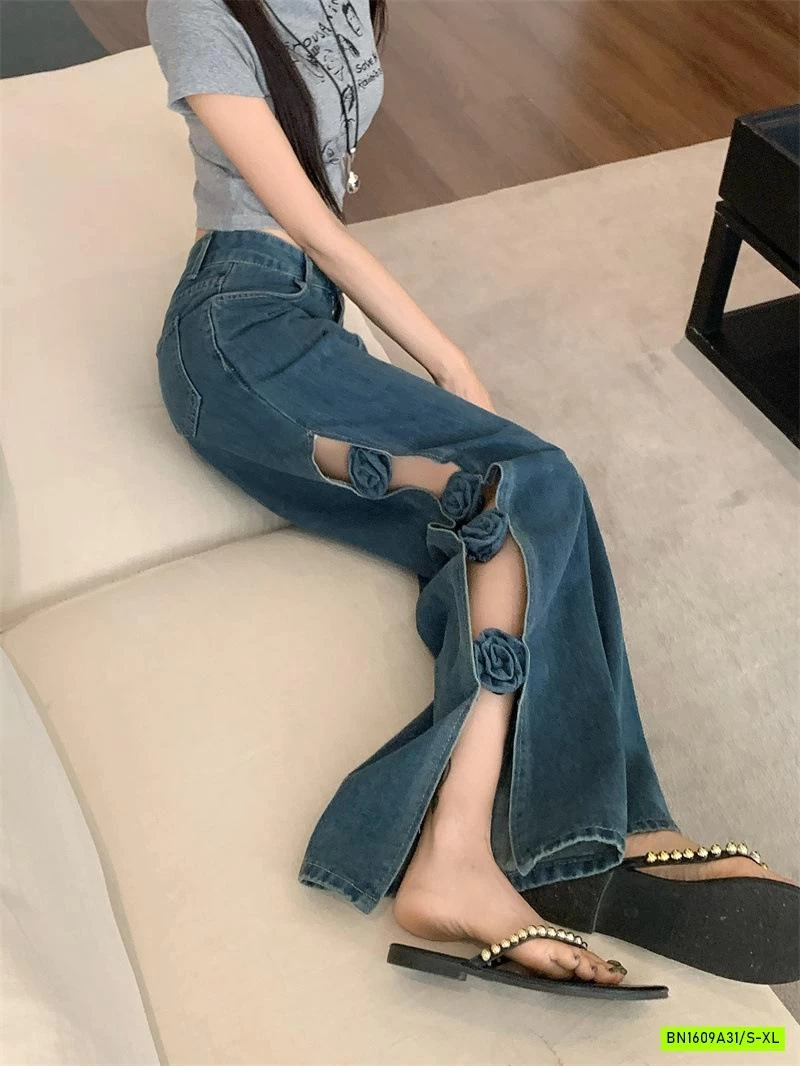 JEANS SUÔNG GẮN HOA HỌC BÊN