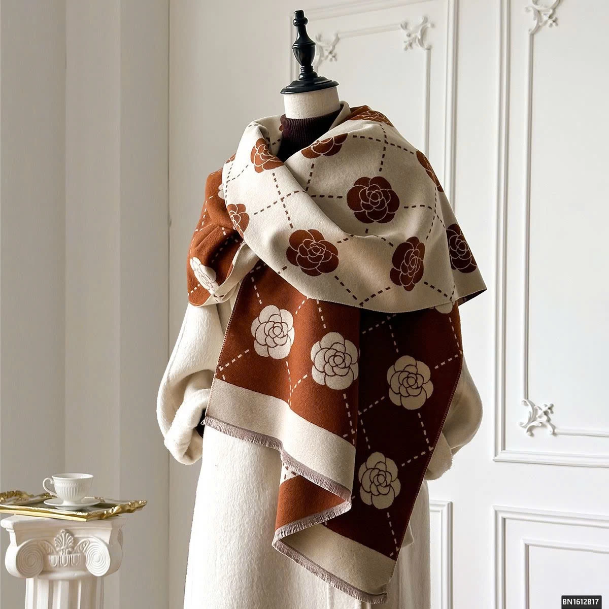 KHĂN CHOÀNG HỌA TIẾT HOA TRÀ