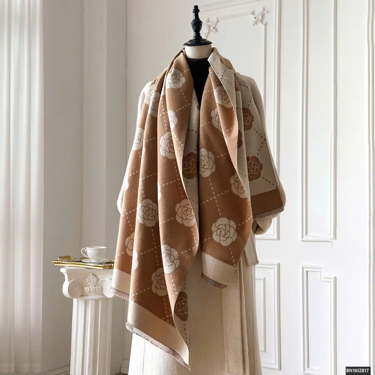 KHĂN CHOÀNG HỌA TIẾT HOA TRÀ