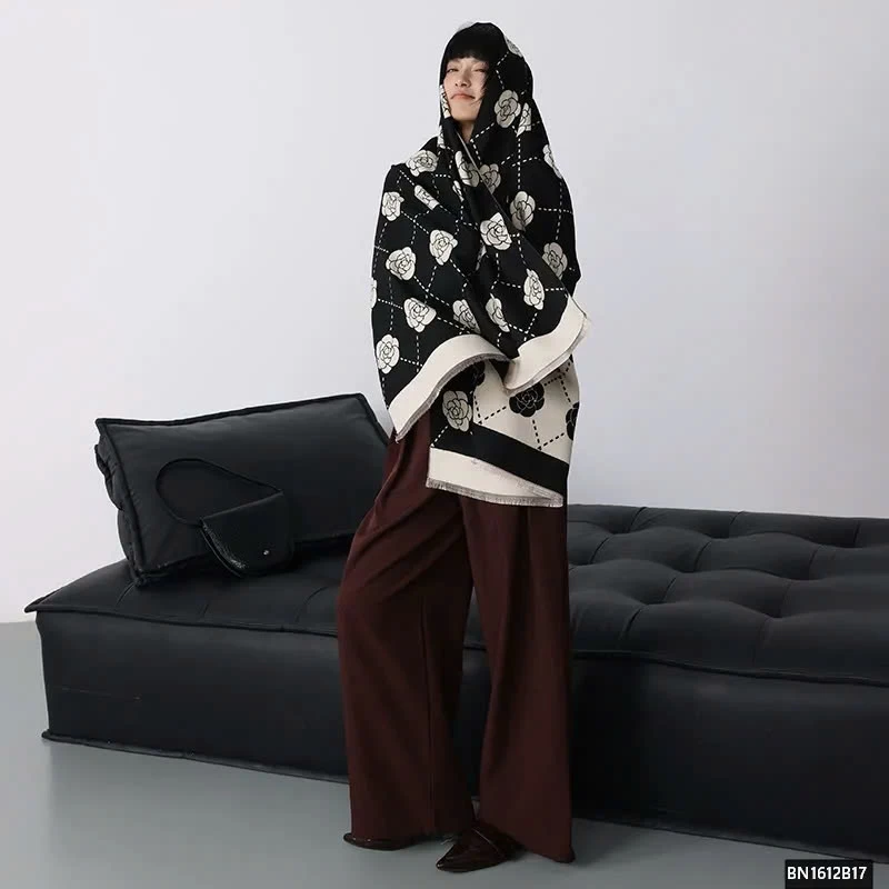 KHĂN CHOÀNG HỌA TIẾT HOA TRÀ