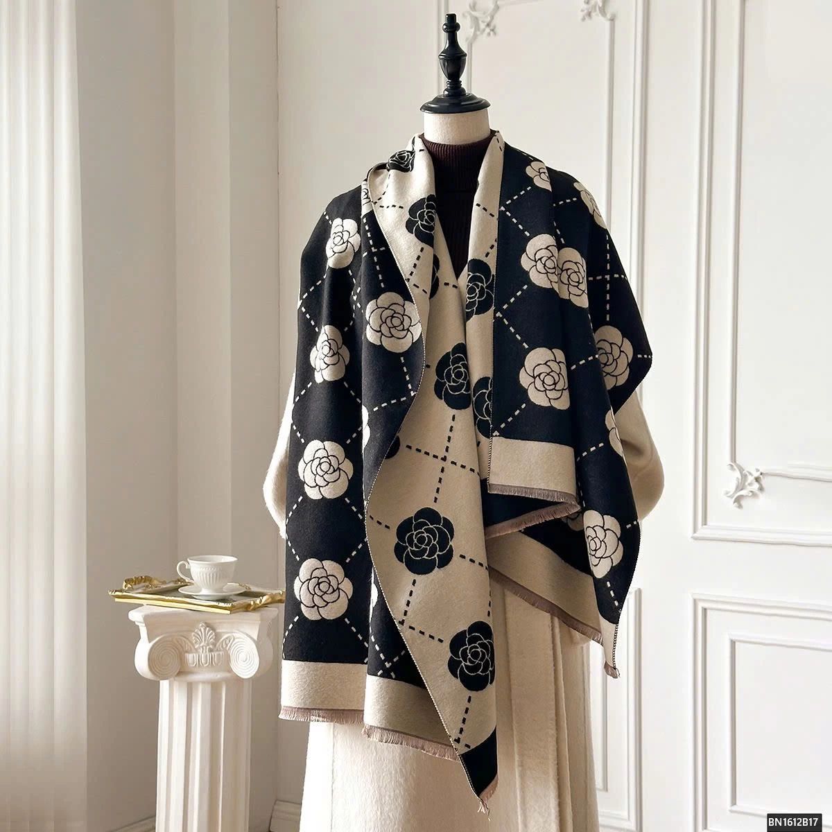 KHĂN CHOÀNG HỌA TIẾT HOA TRÀ