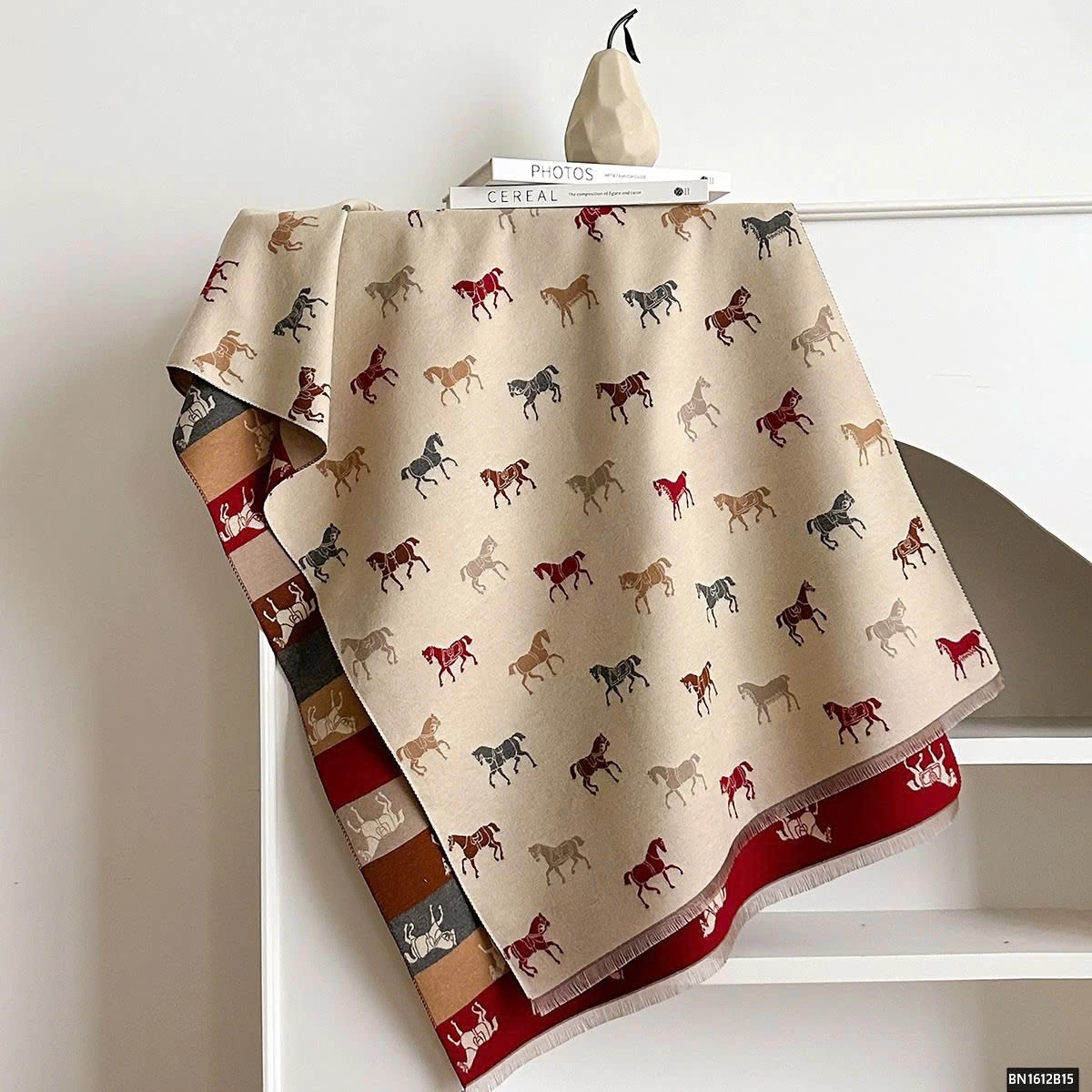 KHĂN CHOÀNG HỌA TIẾT NGỰA