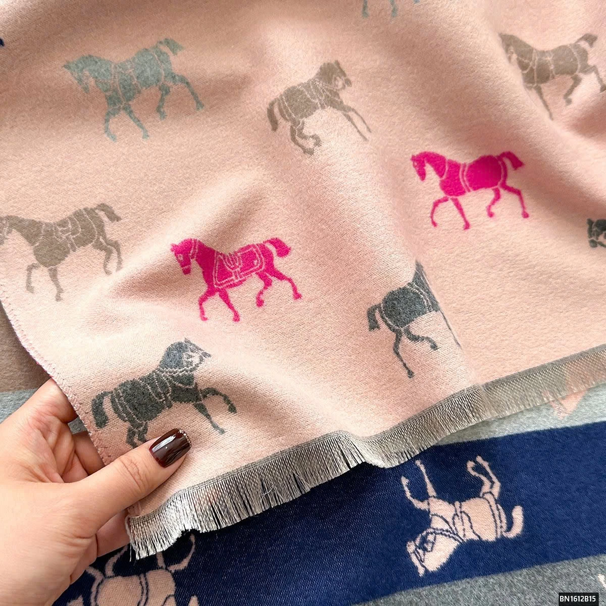 KHĂN CHOÀNG HỌA TIẾT NGỰA