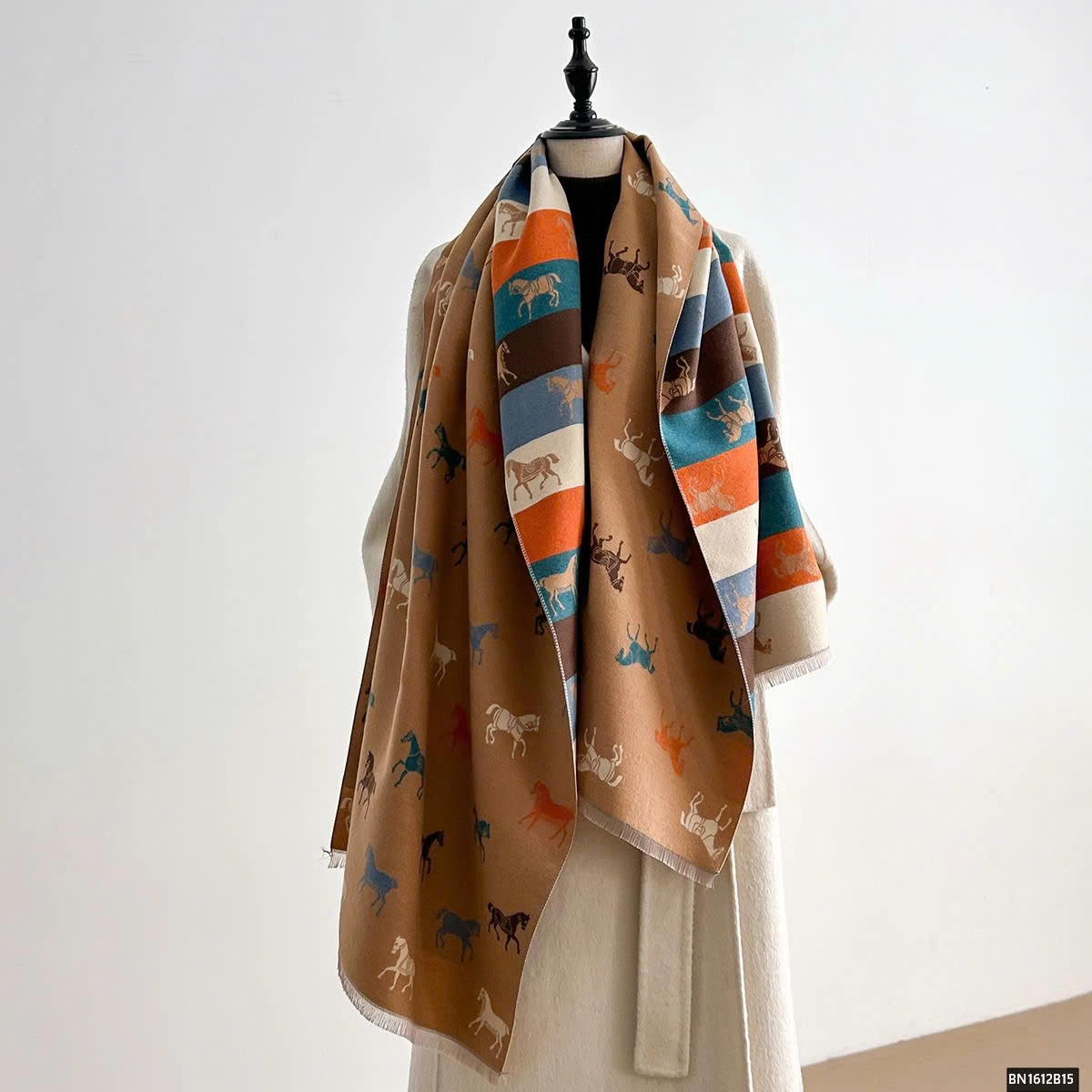 KHĂN CHOÀNG HỌA TIẾT NGỰA