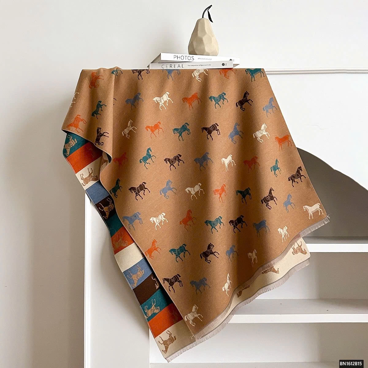 KHĂN CHOÀNG HỌA TIẾT NGỰA