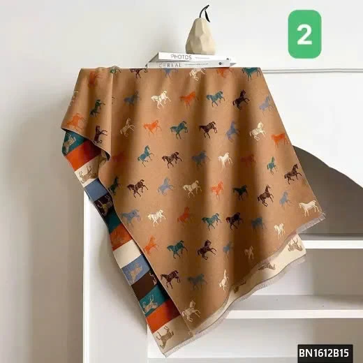 KHĂN CHOÀNG HỌA TIẾT NGỰA