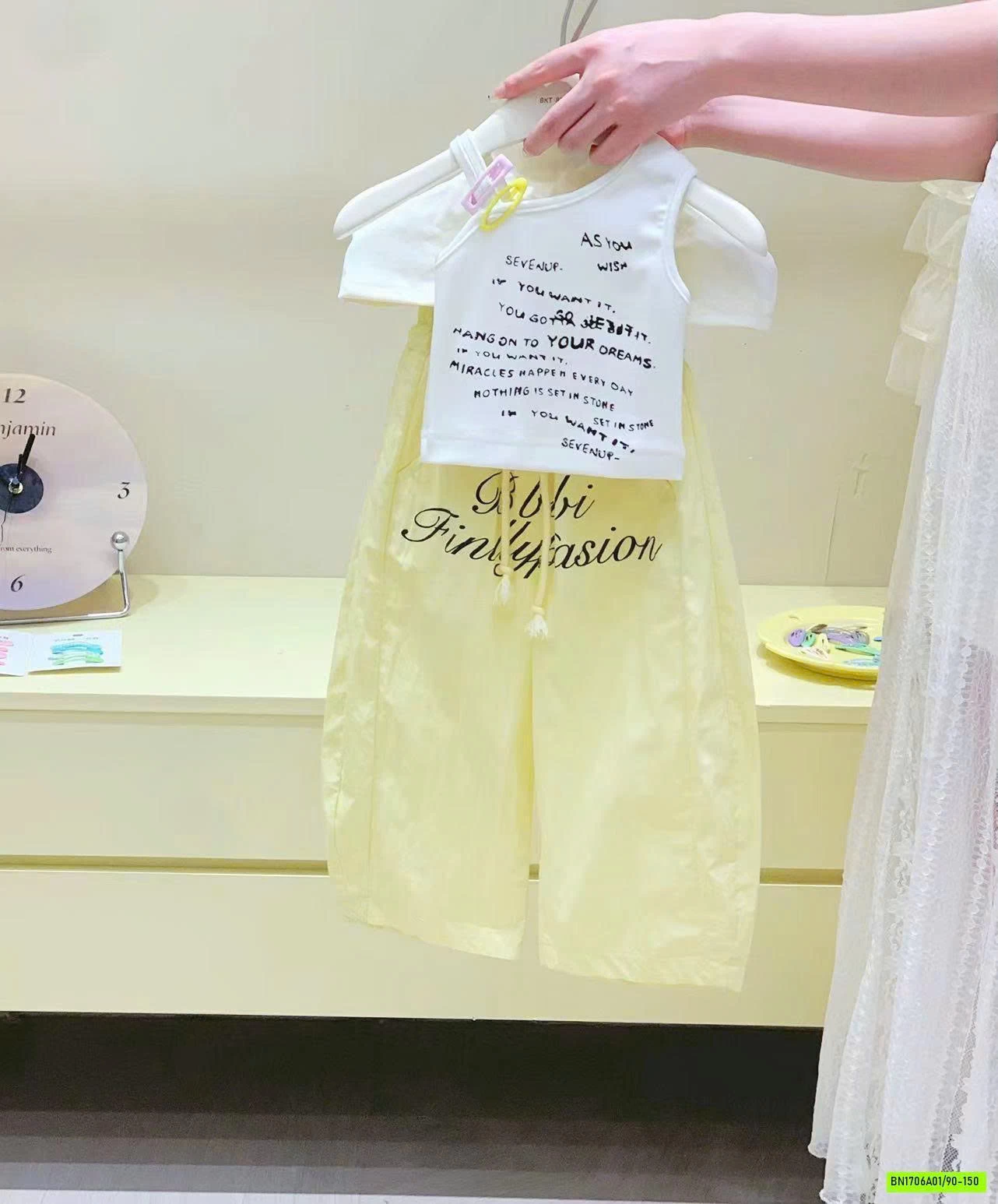 SÉT ÁO TRỄ VAI MIX QUẦN BAGGY VÀNG