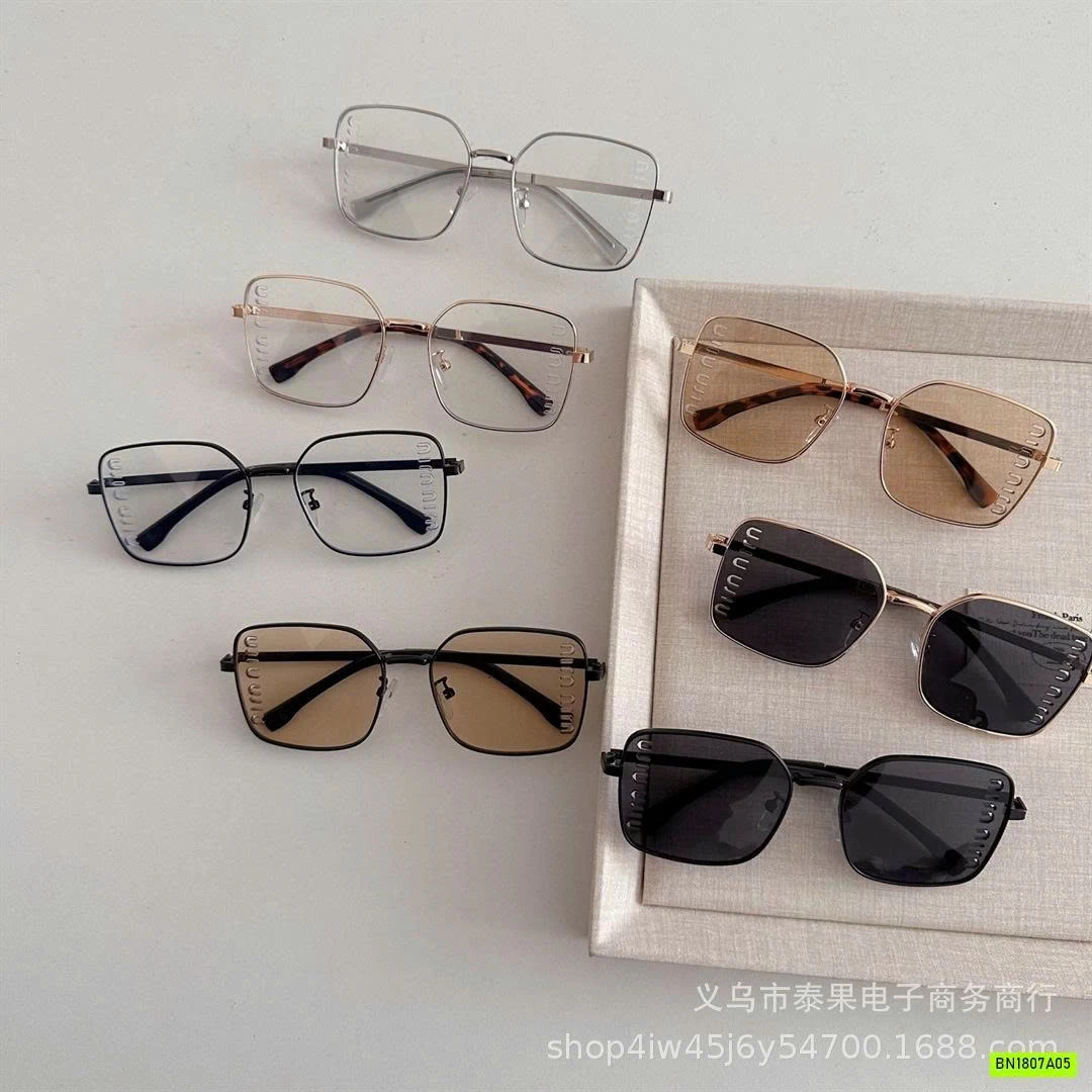 KÍNH VUÔNG THỜI TRANG CHỮ MIN