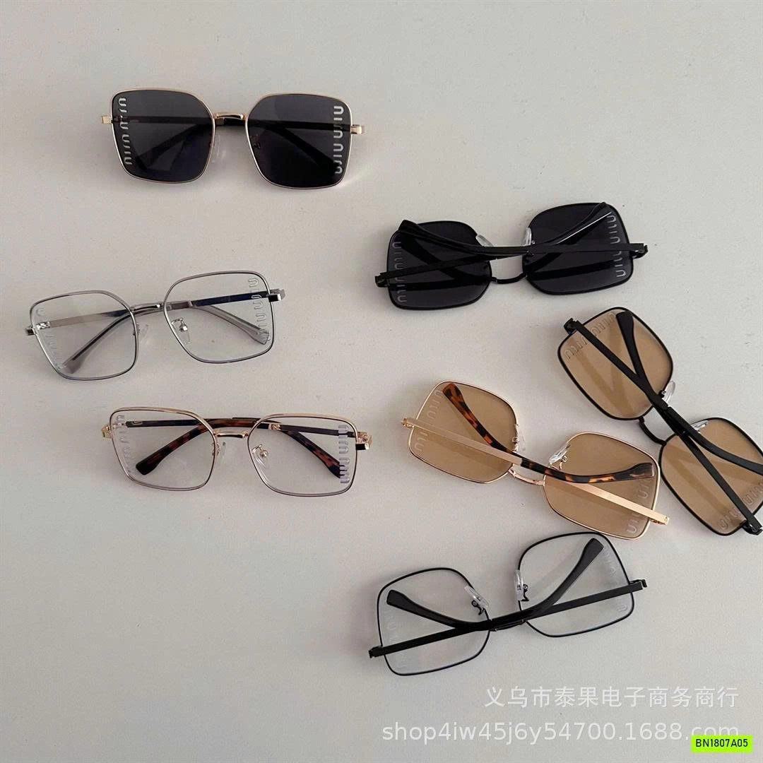 KÍNH VUÔNG THỜI TRANG CHỮ MIN