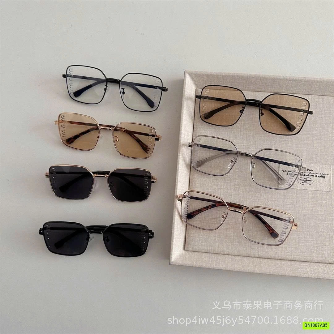 KÍNH VUÔNG THỜI TRANG CHỮ MIN