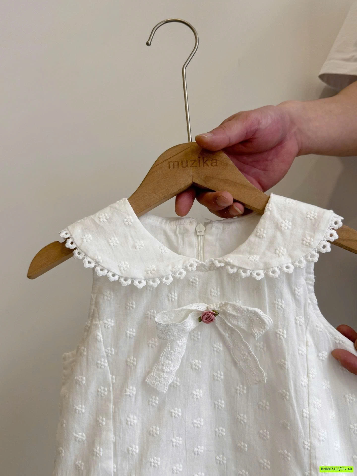 ĐẦM BÍ CỔ SEN THÊU NỔI