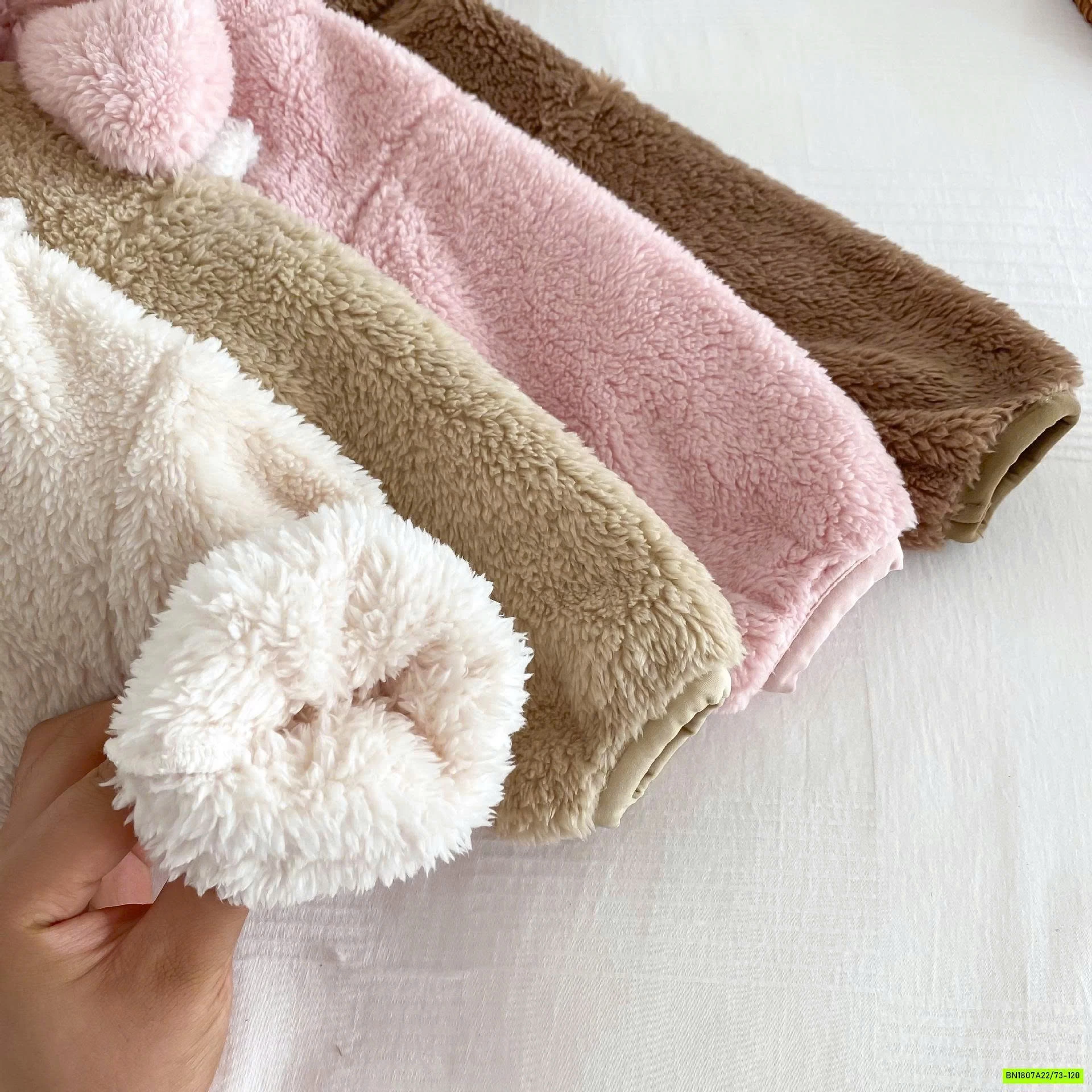 KHOÁC LÔNG LIỀN MŨ GẮN GẤU