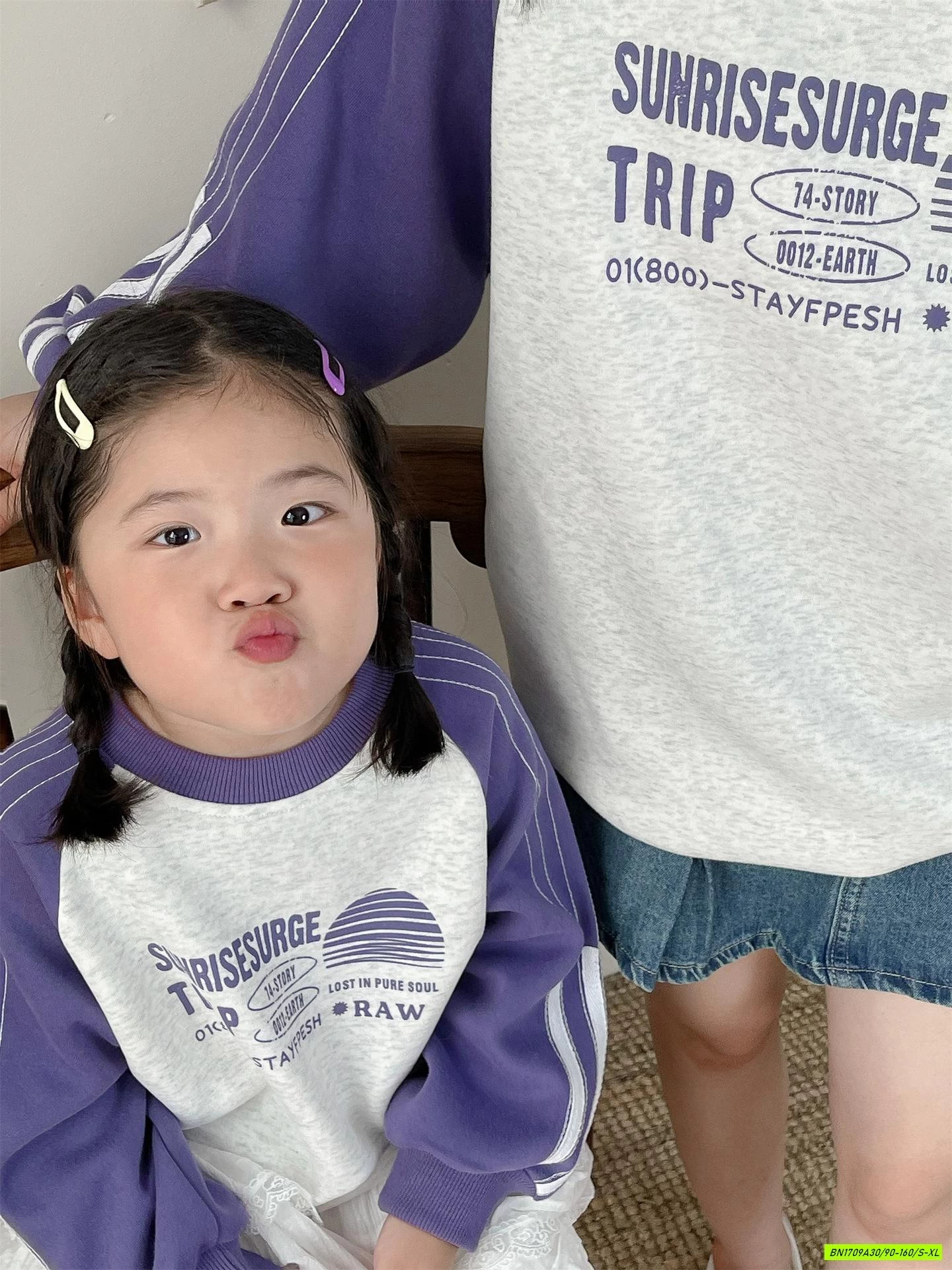 ÁO NỈ SỌC VAI MẸ BÉ