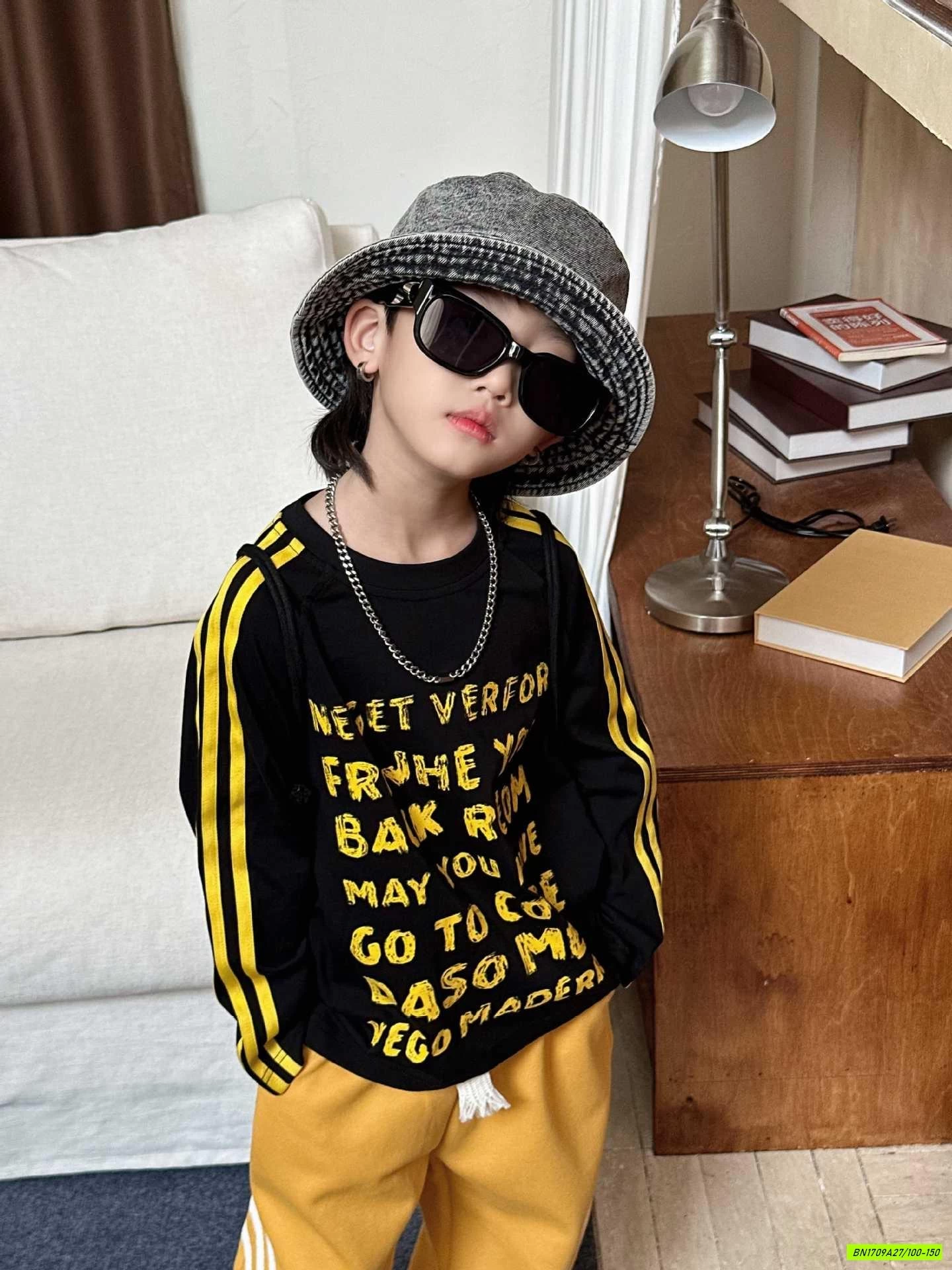 ÁO ĐEN IN CHỮ MIX QUẦN NỈ VÀNG