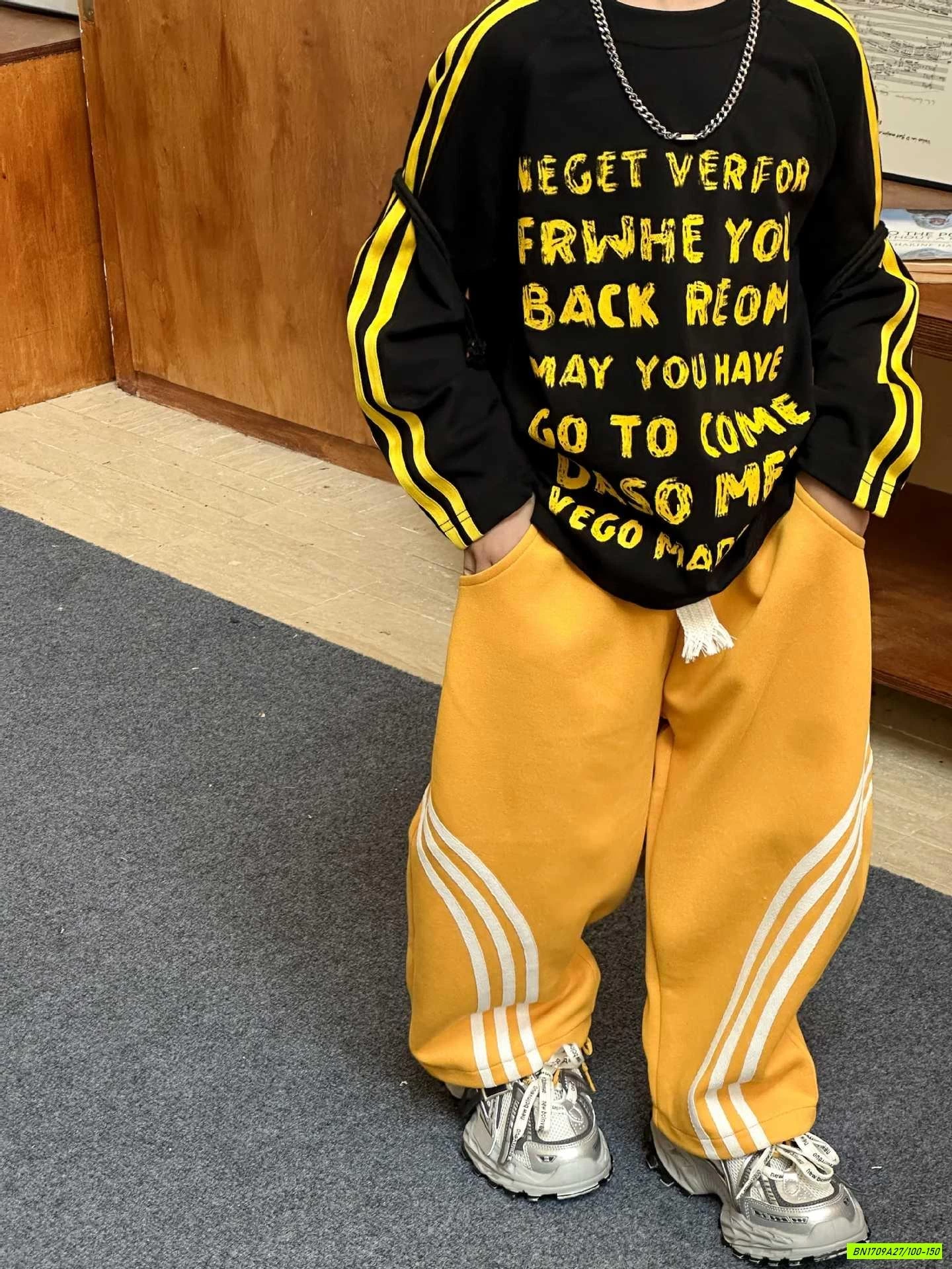 ÁO ĐEN IN CHỮ MIX QUẦN NỈ VÀNG