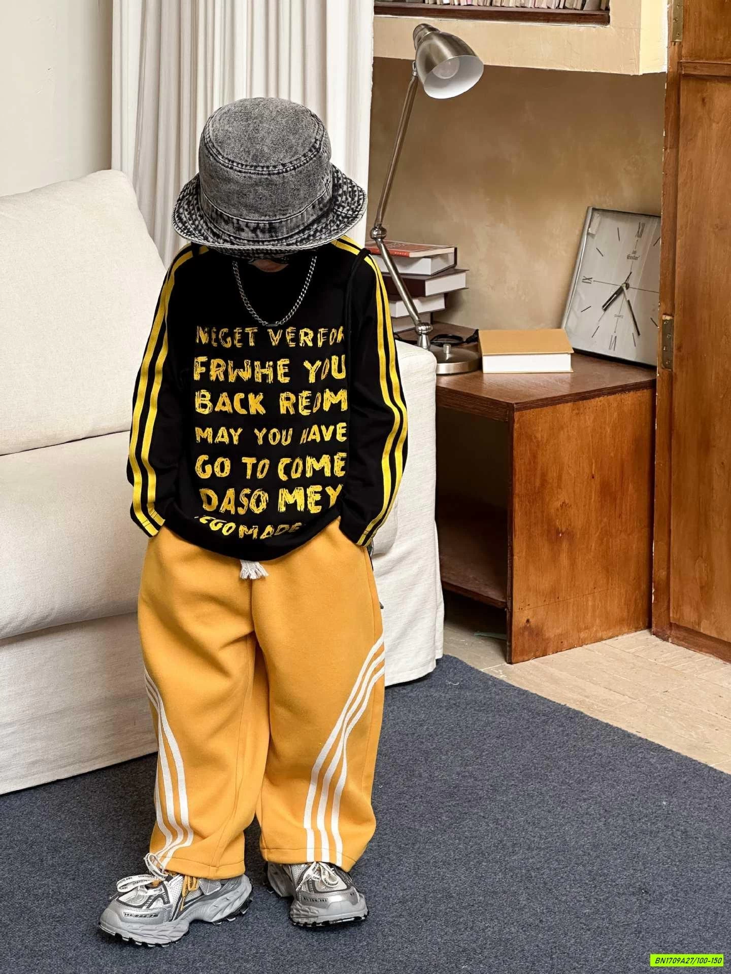 ÁO ĐEN IN CHỮ MIX QUẦN NỈ VÀNG