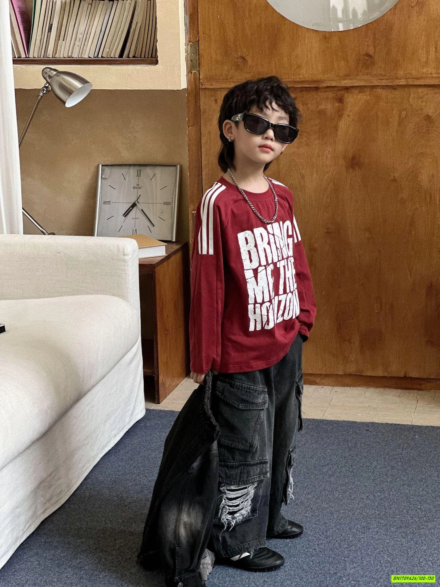 ÁO ĐỎ IN CHỮ MIX JEANS RÁCH ĐEN