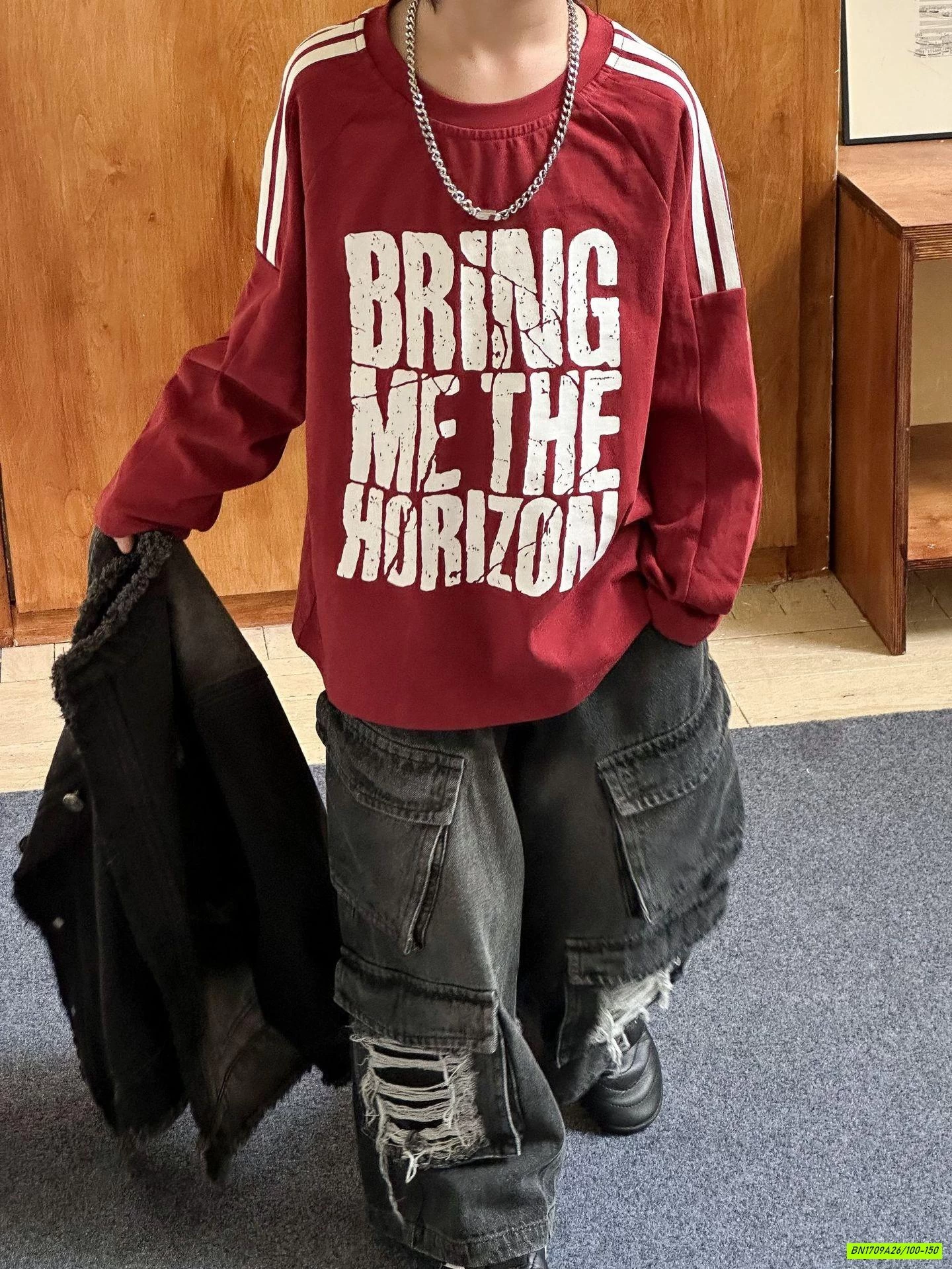 ÁO ĐỎ IN CHỮ MIX JEANS RÁCH ĐEN