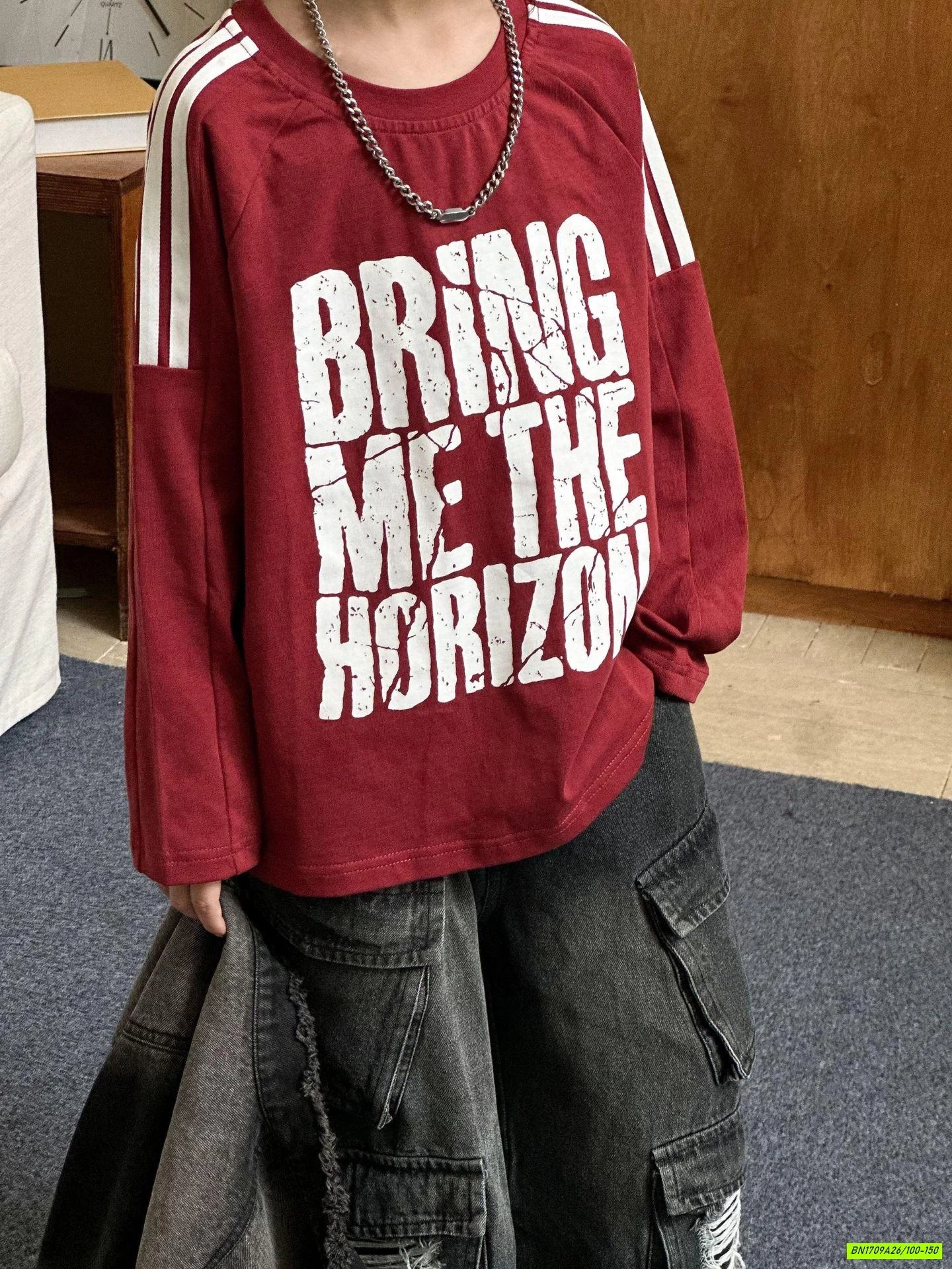 ÁO ĐỎ IN CHỮ MIX JEANS RÁCH ĐEN