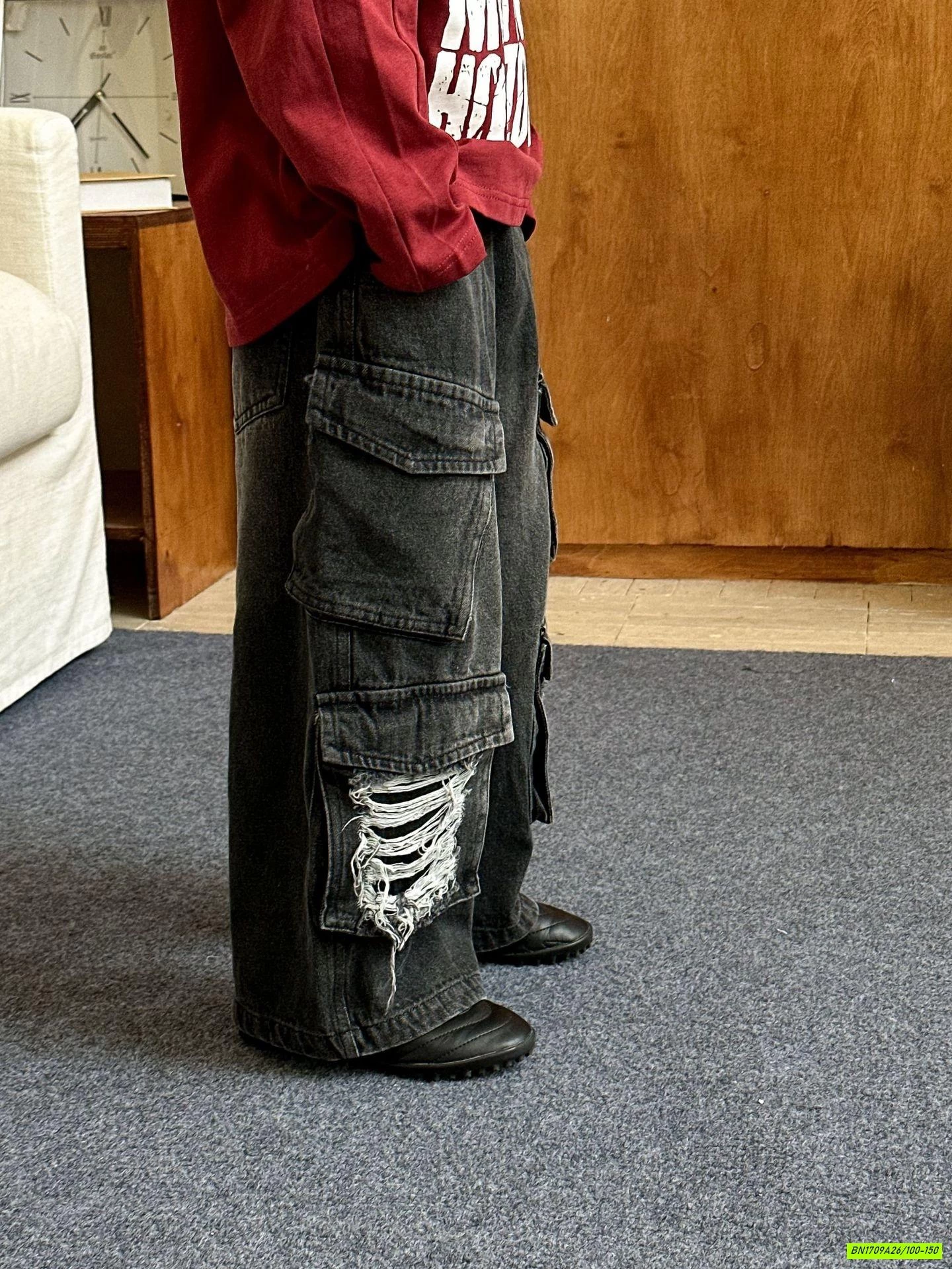 ÁO ĐỎ IN CHỮ MIX JEANS RÁCH ĐEN