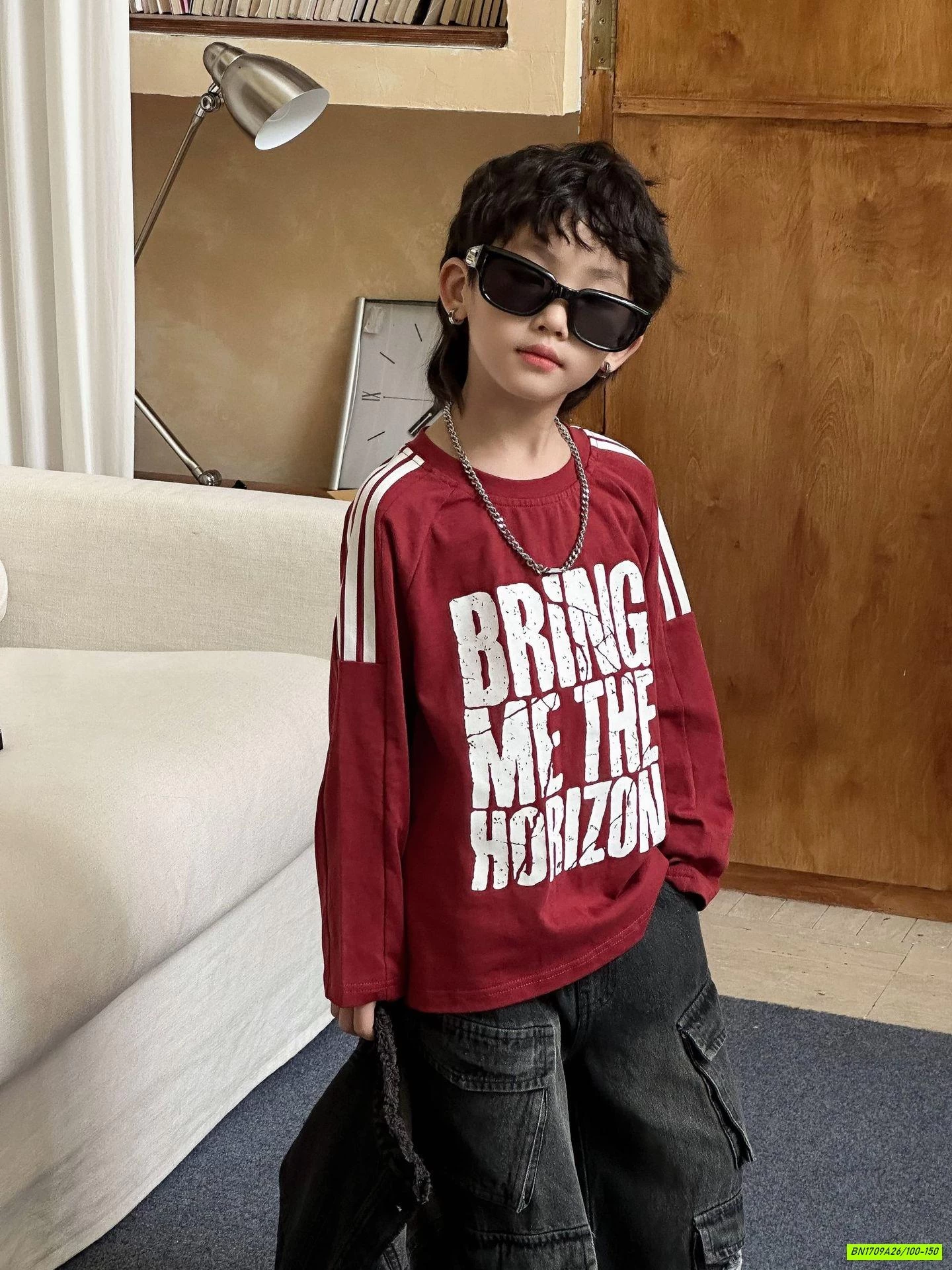 ÁO ĐỎ IN CHỮ MIX JEANS RÁCH ĐEN