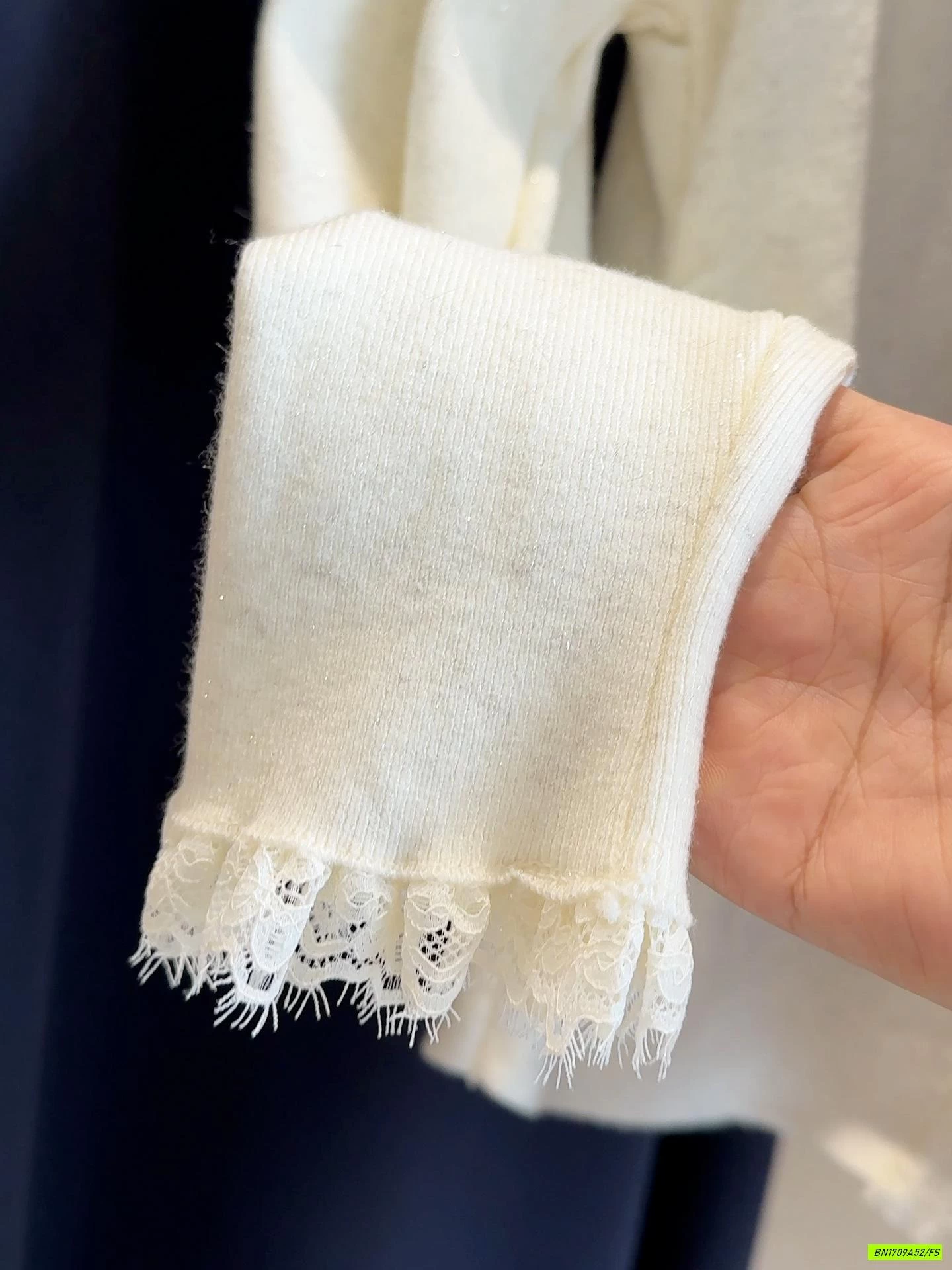 ÁO LEN DỆT VIỀN REN NHÚN EO