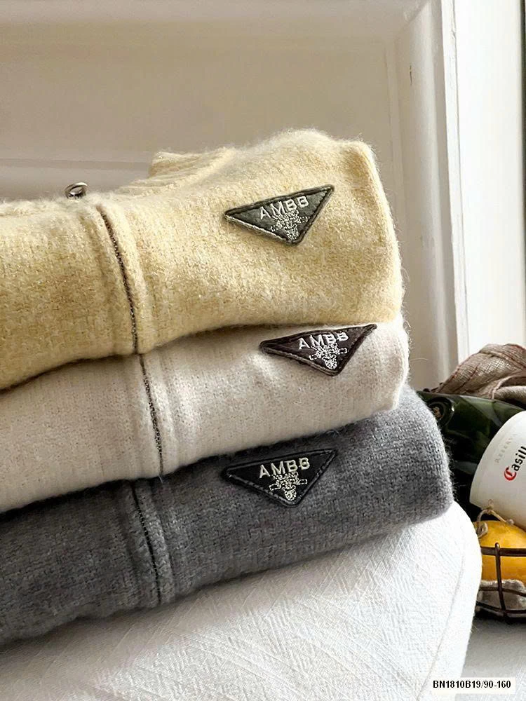 ÁO LEN KÉO KHÓA LOGO TAM GIÁC AMBB  25G095