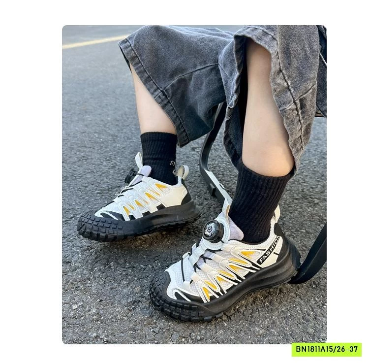 GIÀY THỂ THAO KHÓA XOAY