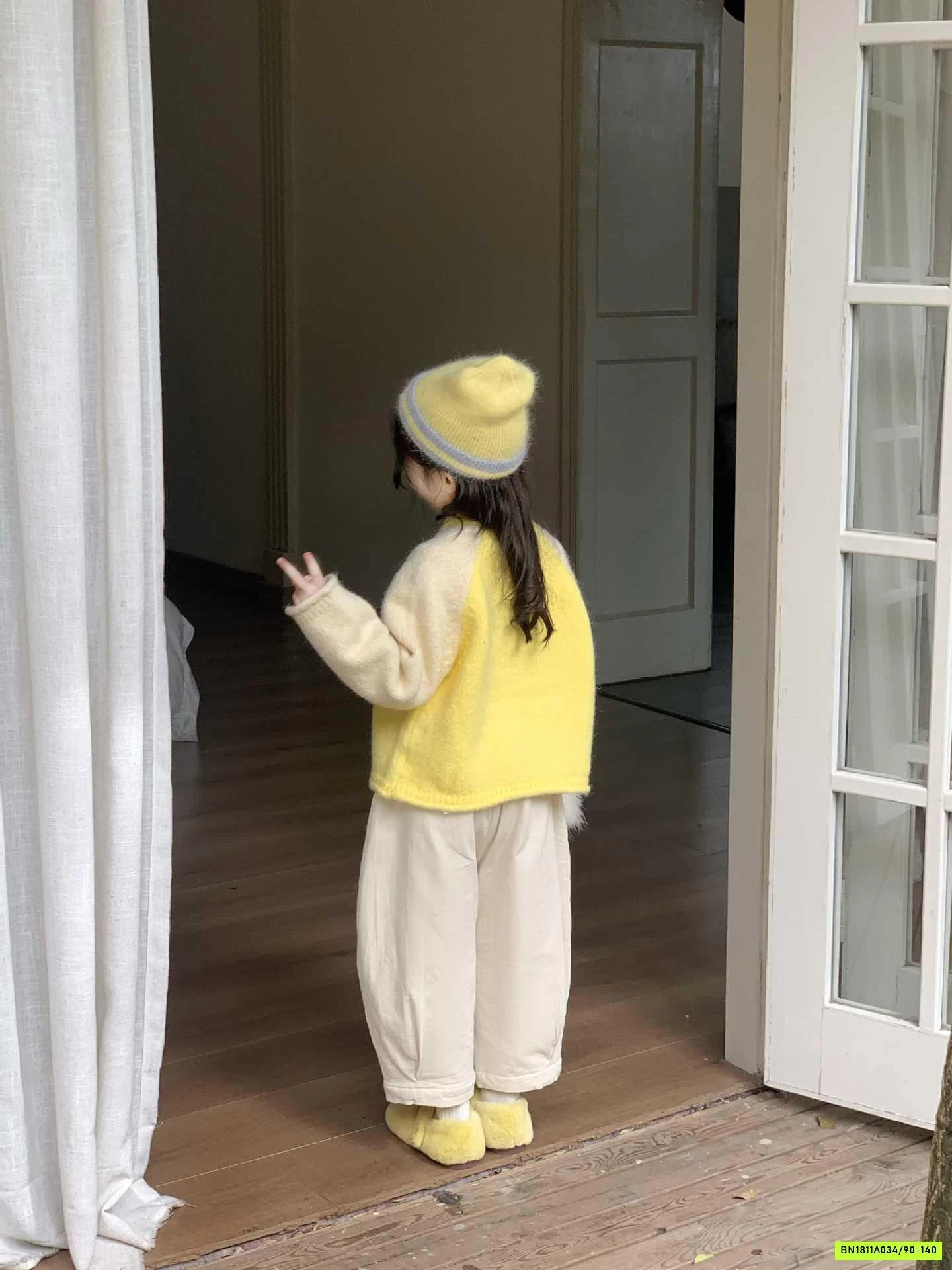 áo len vàng phối màu tay