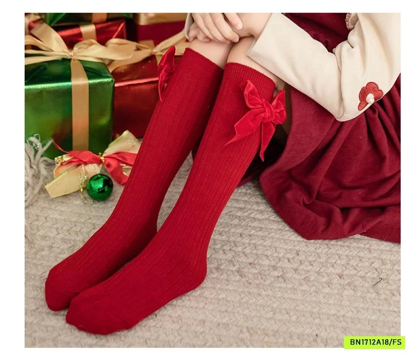 TẤT ĐỎ NGANG GỐI BÉ GÁI